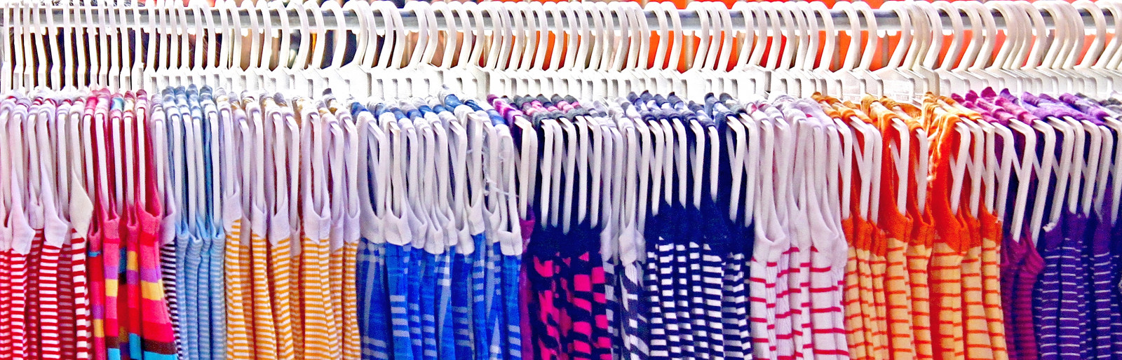 letní, barvy, košile, sestry, šťastný, obchod, oblečení, dvojčata, Zobrazit, fav50, Jednota, široký, rozmanitost, sourozenci, fav20, čára, spolu, křivka, fav30, pověsit, ramínko, bez rukávů, fav10, fav40, fav60