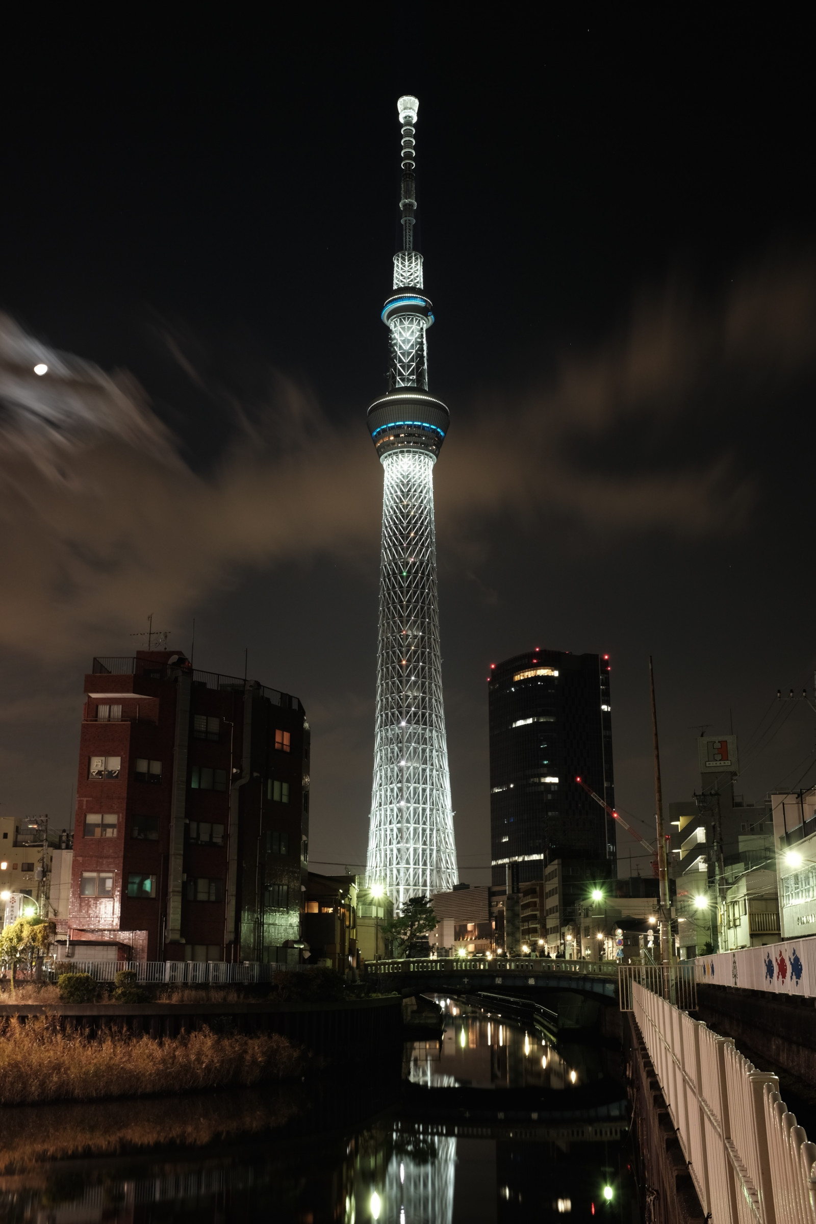 město, panoráma města, noc, odraz, panoráma, mrakodrap, večer, věž, soumrak, metropole, Tokio, Fujifilm, Skytree, světlo, centrum, tma, Fujinon, mezník, Tokyo Sky Tree, classicchrome, x, x100, x100t, newyearspecial, urban area, Atmosféra Země, Metropolitní oblast, lidské osídlení, panelový dům