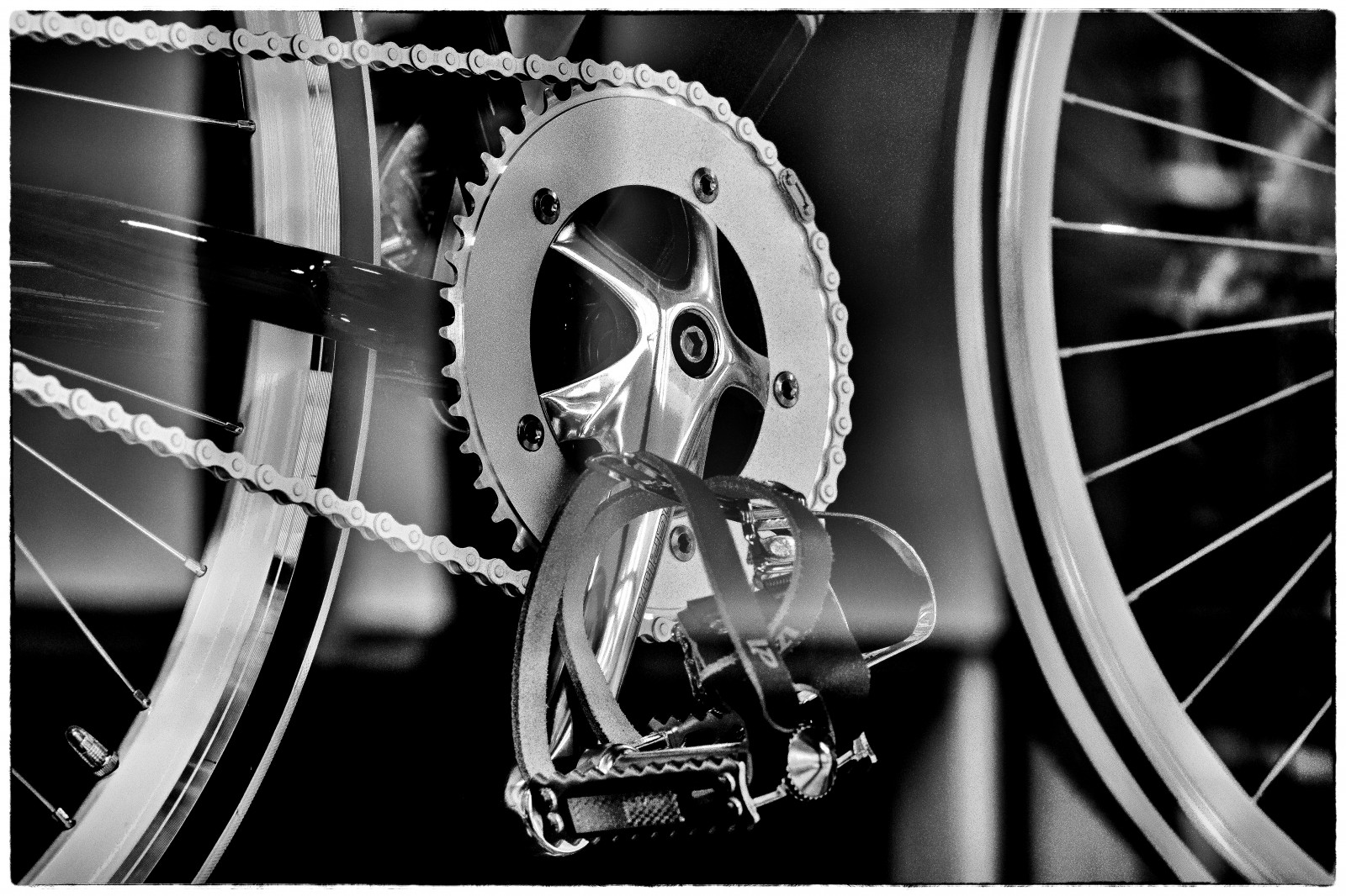 svět, ulice, tělesné, bílý, Černá, okno, kolo, jízdní kolo, Kánon, Linz, objektiv, fotografování, primární, Rakousko, obchod, Osterreich, flickr, momenty, foto, fotografie, rad, tvořivý, Ozubené kolo, prostý lid, Schaufenster, nejlepší, křesťan, řetěz, Průhledná, prozkoumat, oříznutí, cyklus, jednoduchost, SW, monochrom, moment, jednoduchý, Schwarzweiss, Rein, čistý, Zahnrad, Gesch ft, Fahrrad, rozhodující, Kette, asti, shoppingwindow, Klar, einfach, 70d, festbrennweite, Weidinger, 3camera, strassenfotografie, web |