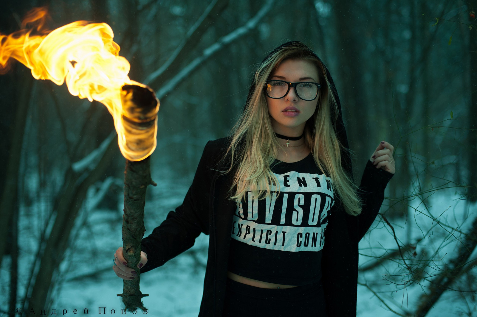 femmes, portrait, blond, T-shirt, Femmes avec des lunettes, foulard, des lunettes, neige, la photographie, la musique, Capots, Feu, chandail, mode, Nombril percé, en chantant, divertissement, Couleur, performance, étape, obscurité, théâtre musical