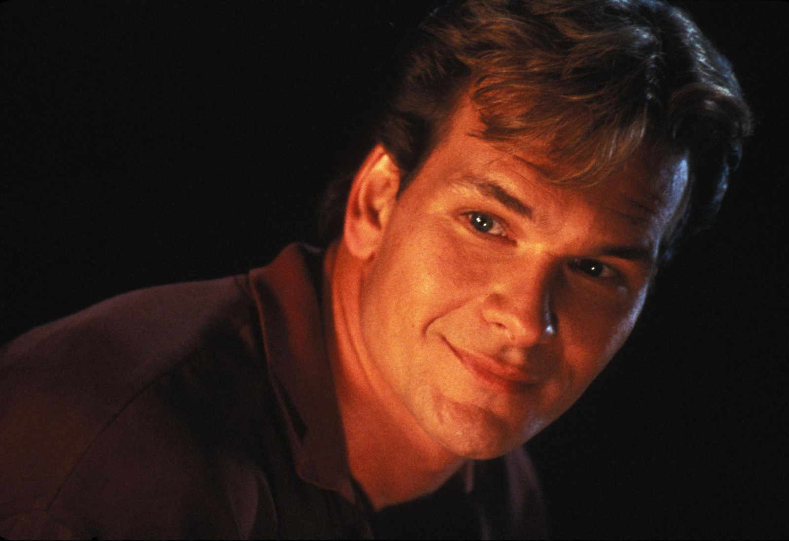 Wallpaper : patrick swayze, aktor, tersenyum 2560x1758 - goodfon