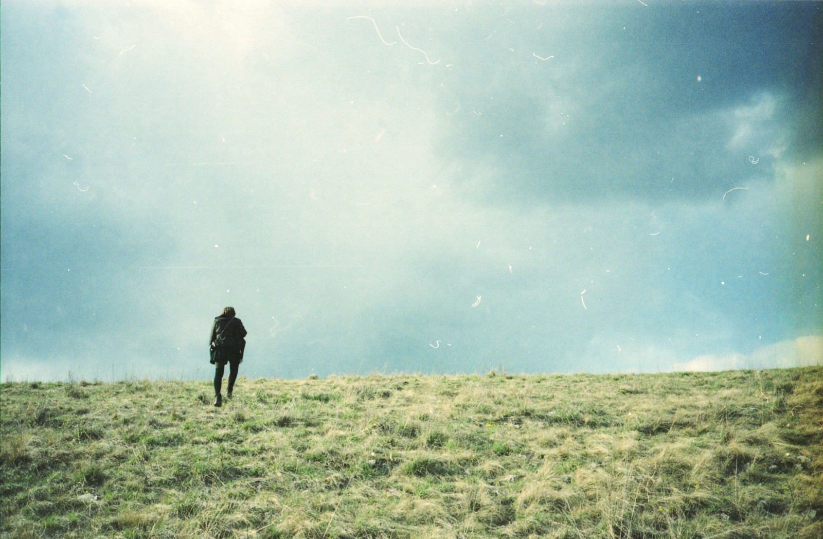 slunečnímu záření, krajina, kopec, tráva, nebe, pole, mraky, modrý, ráno, vítr, horizont, atmosféra, jaro, tundra, step, mrak, strom, lučina, rostlina, dívka, analogový, pastvina, louka, prostý, prošlý, prérie, venkov, Atmosféra Země, ekosystém, tráva rodina, meteorologický jev, Skřítek, jev, ekoregion, fujisuperia400, maky, olympusmjui