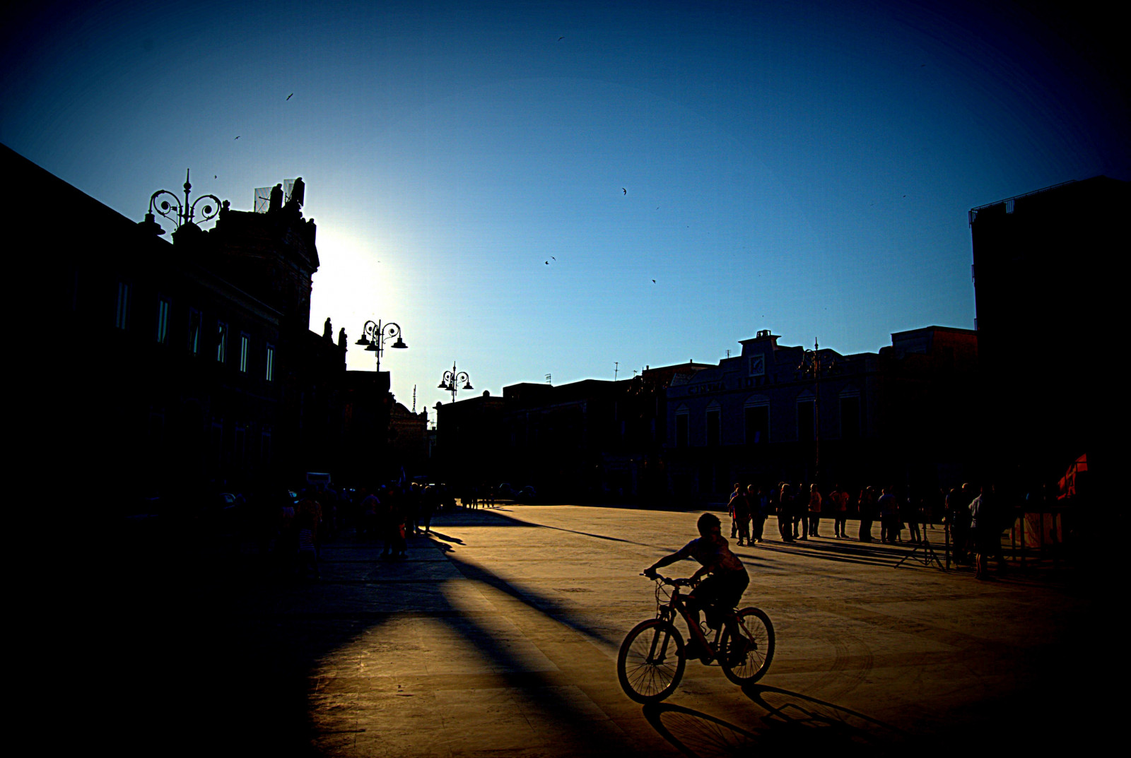 město, cestovat, moře, portrét, lidé, tělesné, Itálie, slunce, bílý, Dovolená, horký, Cestovní ruch, pláž, krása, tvář, sépie, noc, Marina, šťastný, tanec, mediterraneo, Italia, kobyla, gente, víno, vítr, duna, země, turista, Porto, musica, přistát, latino, podrážka, ritratti, Trulli, bianco, borgo, Salento, puglie, vacanza, Manduria, vacanze, vino, sud, Vento, citta, taranto, Adriatico, Spiagge, Soggiorno, Seppia, caldo, Primitivo, Apulie, paesi, Taranta, Pizzice, Ionio, Borghi, Voli, Negramaro, VISI, Tradizione, Bellezze, Ientu, meridione, valle, Itria, Pernottamento, martina, franca, D itria