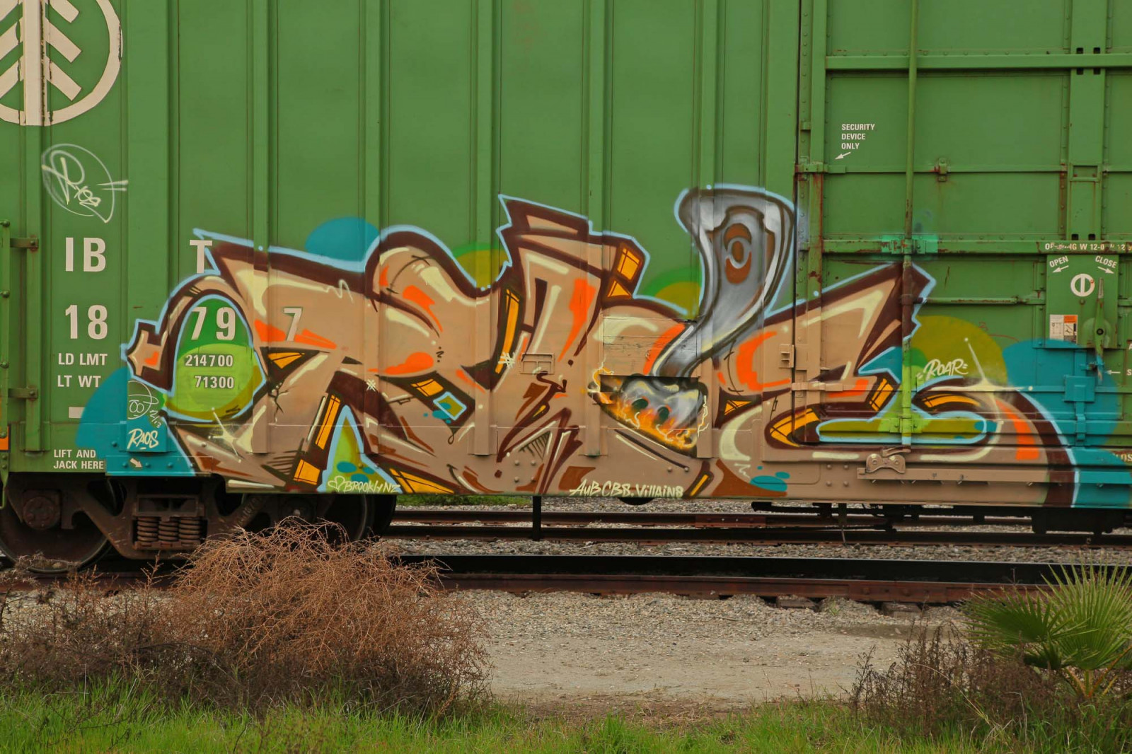 Auto Rack Graffiti Wallpaper : vehicle, train, railway, bench, graffiti, wheels, tracks ...