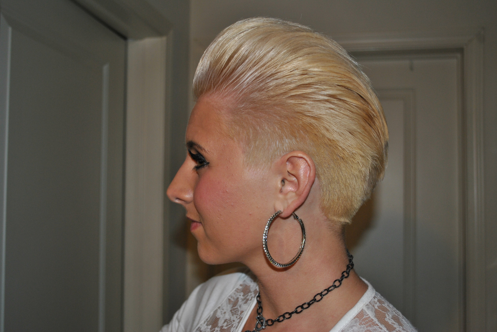 tvář, blondýnka, výstřih, móda, vlasy, nos, legíny, boty, Louboutin, podpatky, rybářská síť, hlava, vesta, oko, vousy, řasy, blond, croptop, účes, ucho, orgán, vousy, ootd, klíny, LBD, daisydukes, mohawk, fauxhawk, buzzcut, přezka, nůžky, buzzedhair, ootn, shavedhair, chickhawk, bighairbigheels