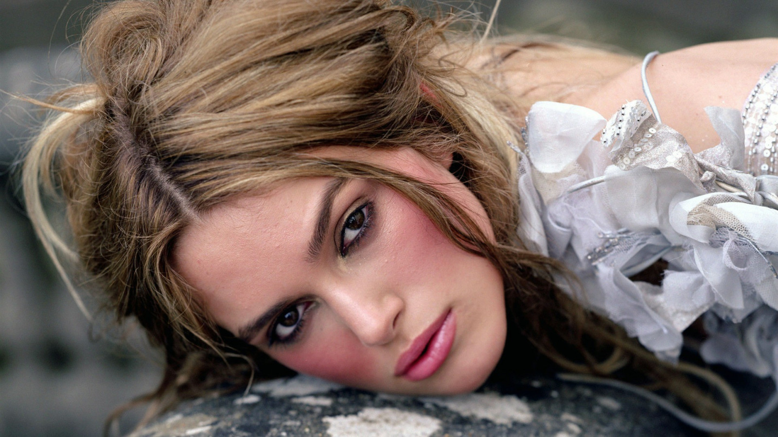 ansigt, Kvinder udendørs, Kvinder, model, portræt, blond, dybdeskarphed, langt hår, klippe, brunette, Kigger på seeren, Hvid kjole, makeup, fotografering, skuespillerinde, Keira Knightley, brune øjne, mode, hår, forår, Person, hud, hoved, pige, skønhed, øje, kvinde, dame, blond, frisure, portrætfotografering, Photo shoot, brunt hår, organ, tæt på