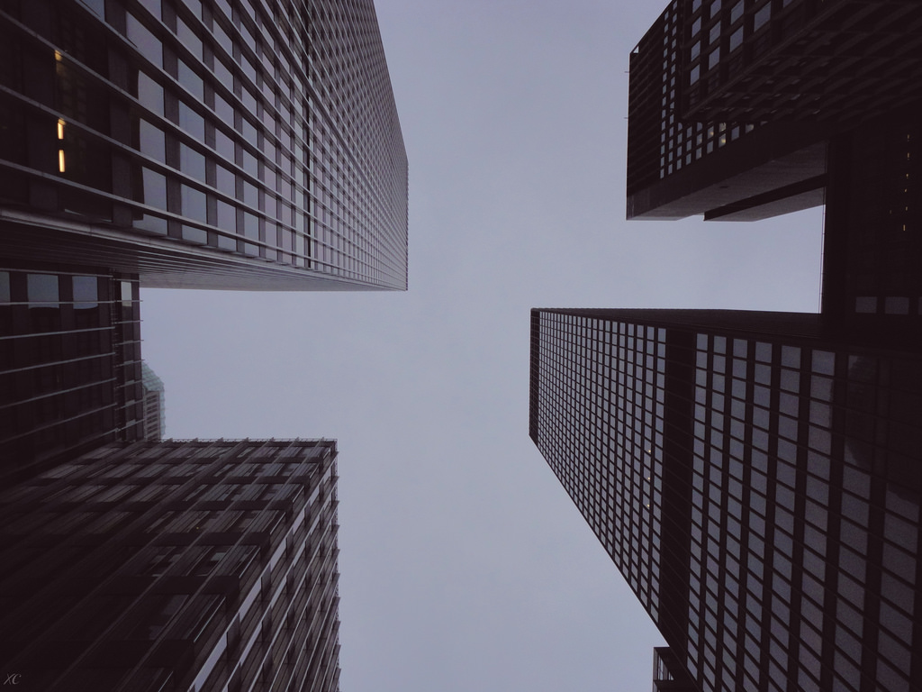 okno, město, architektura, budova, nebe, symetrie, mrakodrap, sklenka, Manhattan, metropole, perspektivní, struktura, úhel, světlo, budovy, newyork, ciudad, čára, nyc, tma, mezník, během dne, New York City, fasáda, hlavní sídlo, nuevayork, urban area, Černý a bílý, Metropolitní oblast, panelový dům, denní osvětlení, EDIFICIOS, komerční budovy, Rascacielos, ředitelství firmy