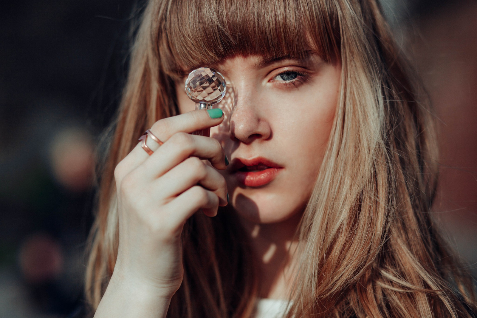 viso, donne, modello, ritratto, capelli lunghi, occhi blu, guardando spettatore, rosso, fotografia, rossetto rosso, moda, capelli, naso, unghie blu, emozione, Persona, pelle, capo, cantando, colore, ragazza, bellezza, Sorriso, occhio, donna, signora, labbro, biondo, acconciatura, fotografia di ritratto, servizio fotografico, capelli castani, espressione facciale, corpo umano, organo, avvicinamento