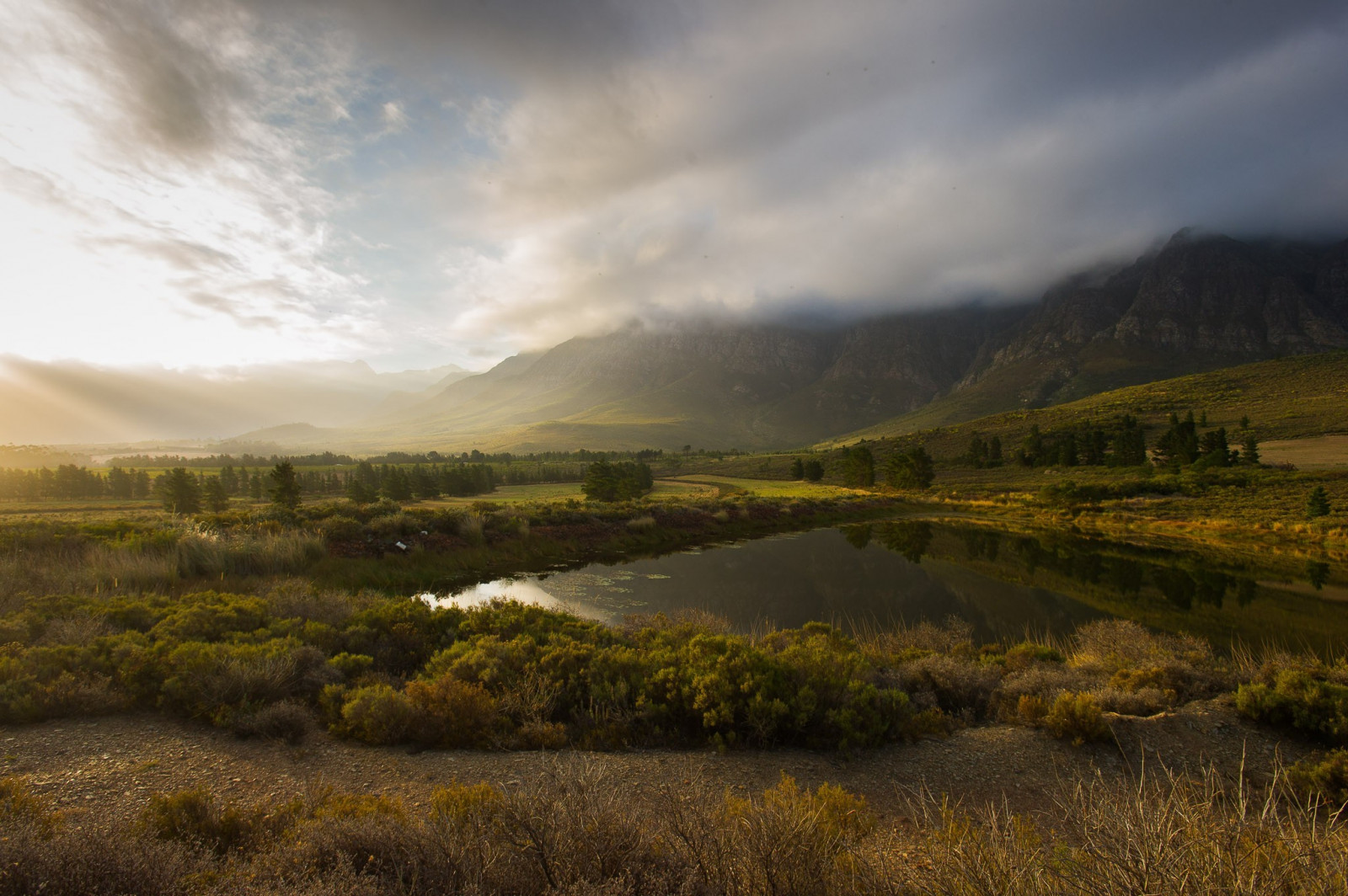 slunečnímu záření, krajina, západ slunce, kopec, jezero, Příroda, odraz, svítání, večer, ráno, mlha, řeka, údolí, divočina, soumrak, plošina, mokřadní, mrak, strom, podzim, hora, počasí, svítání, prostý, nádrž, vysočina, bažina, jezero, venkov, místo výskytu, přírodní prostředí, atmosférický jev, horských reliéf, geografický rys, meteorologický jev, klesl, 2048x1363 px