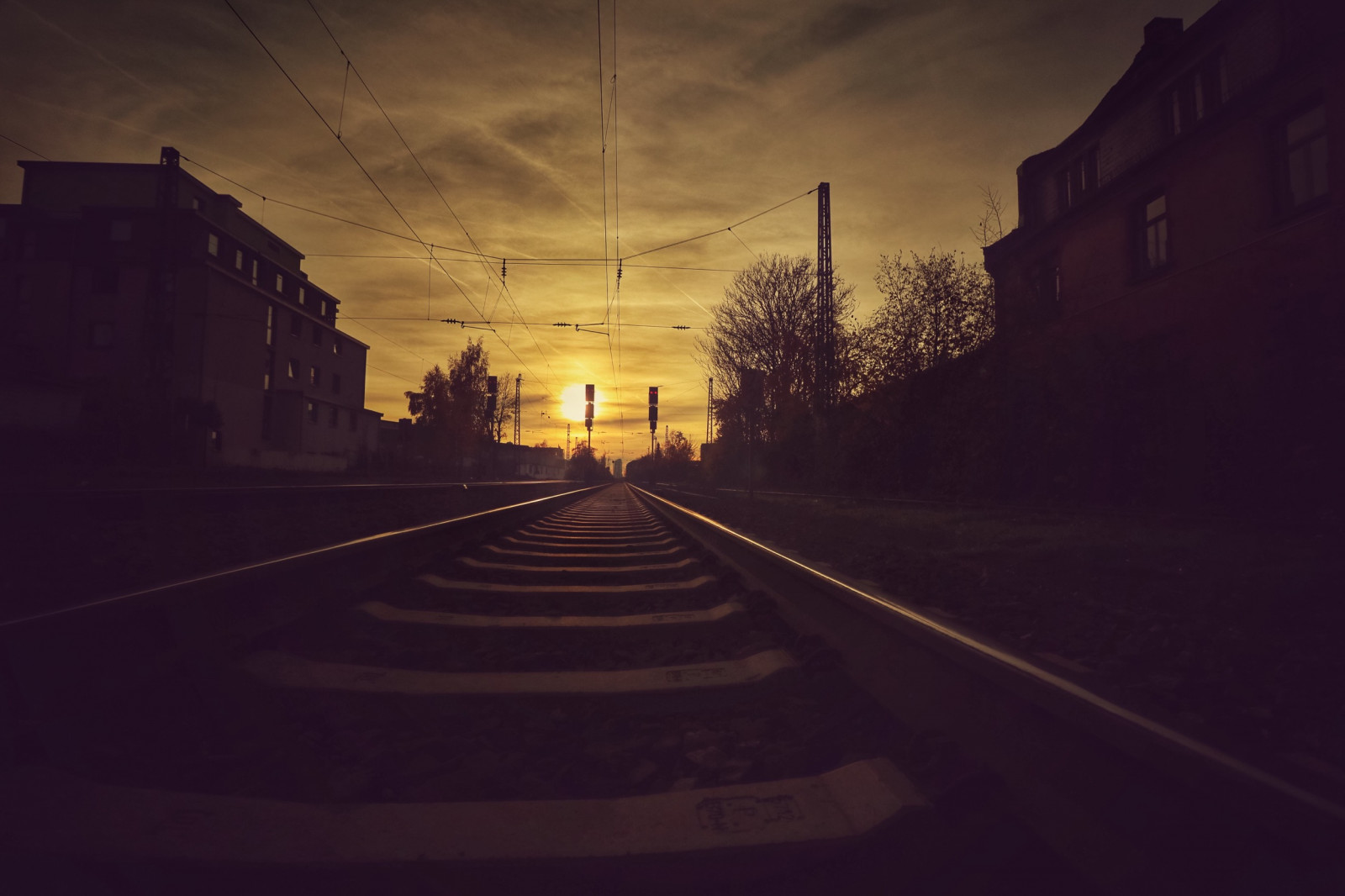 Himmel, Atmosphäre, Sonnenaufgang, Wolke, Dämmerung, Abend, Sonne, Sonnenuntergang, Licht, Morgen, Dämmerung, Nacht-, Dunkelheit, Sonnenlicht, Strassenlicht, Linie, Horizont, Baum, Meteorologisches Phänomen, Straße, Straßenbelag, Fahrbahn, Mitternacht, Nachglühen