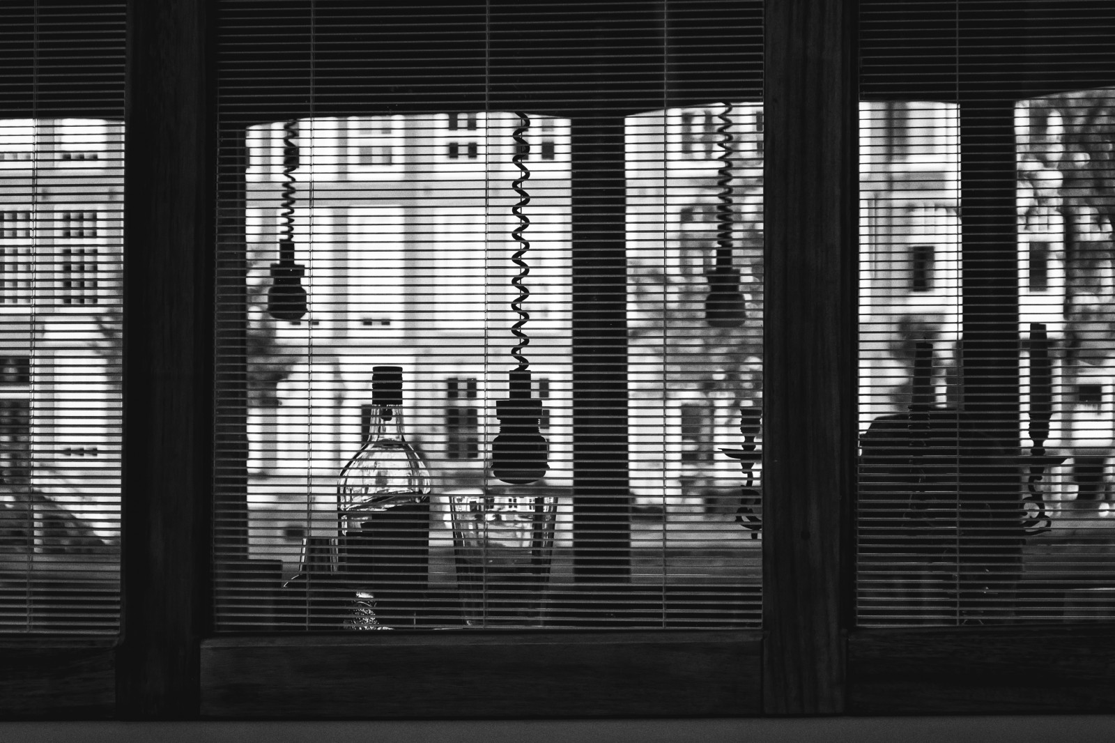 sort, båd, monokrom, vindue, by, gade, arkitektur, by-, bygning, afspejling, væg, fotografering, silhuet, hus, drikke, glas, Holland, dør, kop, Europa, Amsterdam, whisky, metropol, struktur, Europa, infrastruktur, lys, sort og hvid, bw, flaske, linje, mørke, facade, janela, byområde, sort og hvid, monokrom fotografering, vinduet dækker, dagslys, holanda, copo, Garrafa