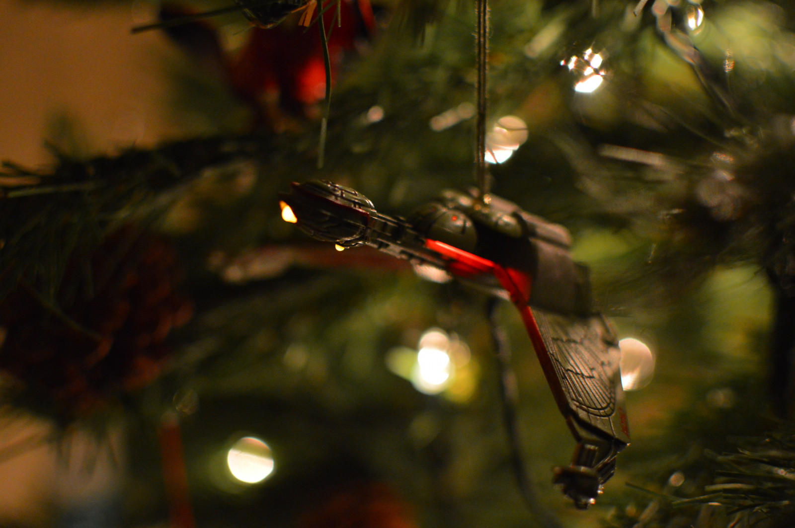 Beleuchtung, Ast, Raumschiff, Weihnachten, Urlaub, Ornament, Event, Klingon, 2014, Baum, Pflanze, Raubvogel, Beleuchtung, Dezember, Dunkelheit, Star Trek, Zweig, Weihnachtsdekoration, Julesphotochallengegroup
