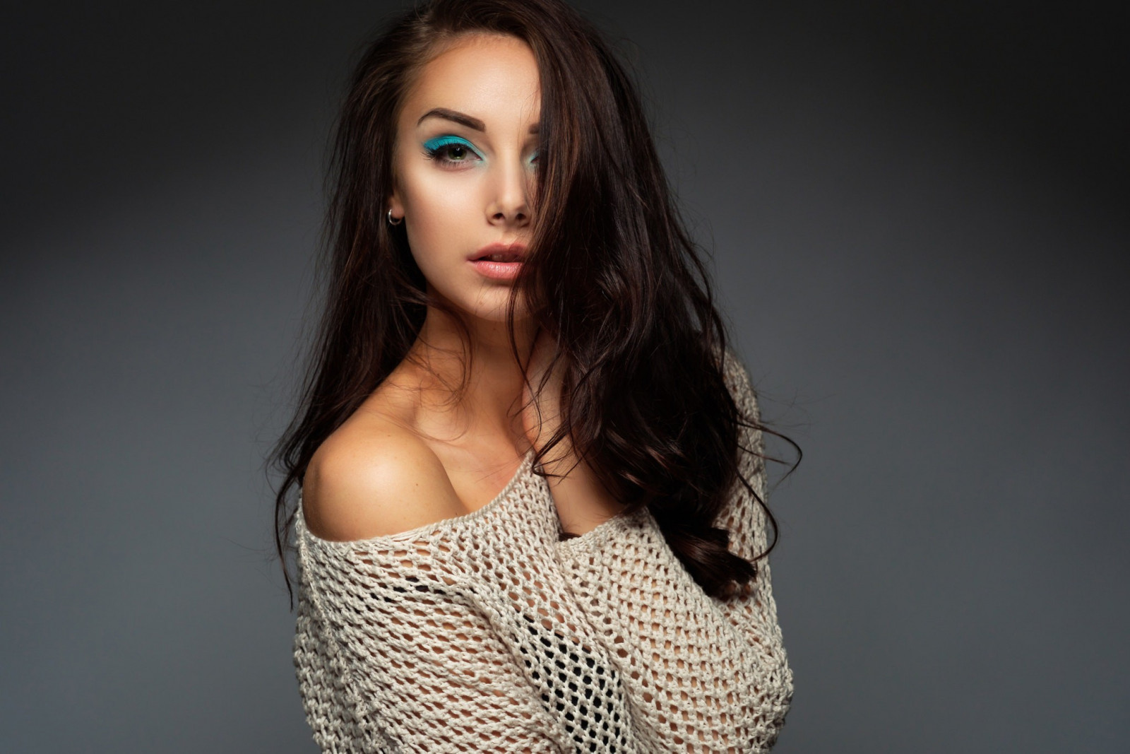 tvář, ženy, model, portrét, jednoduché pozadí, dlouhé vlasy, fotografování, zpěvák, černé vlasy, vidět skrz oblečení, móda, vlasy, Osoba, kůže, supermodelka, dívka, krása, oko, žena, dáma, blond, účes, portrétní fotografie, focení, hnědé vlasy, umění model, břicho, Lidské tělo, zblízka