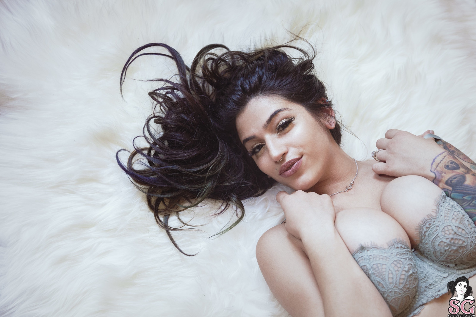 Selbstmord-Mädchen, Frau, Brünette, Unterwäsche, BH, Tätowierung, Zimmer, Teppich, Azalee Selbstmord