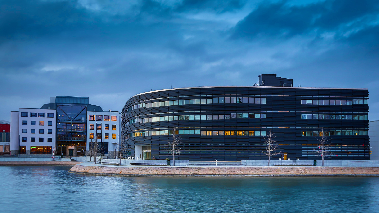 moře, město, noc, architektura, voda, budova, odraz, nebe, hotel, Švédsko, mrak, zakalený, architektura, Malmo, hovr tten, Skanska, kondominium, architekt, během dne, fasáda, hlavní sídlo, vodní, nemovitost, smíšené využití, osobní loď, arkitekt, ředitelství firmy, okresní soud, Schmidthammerlassenarchitects, water transportation