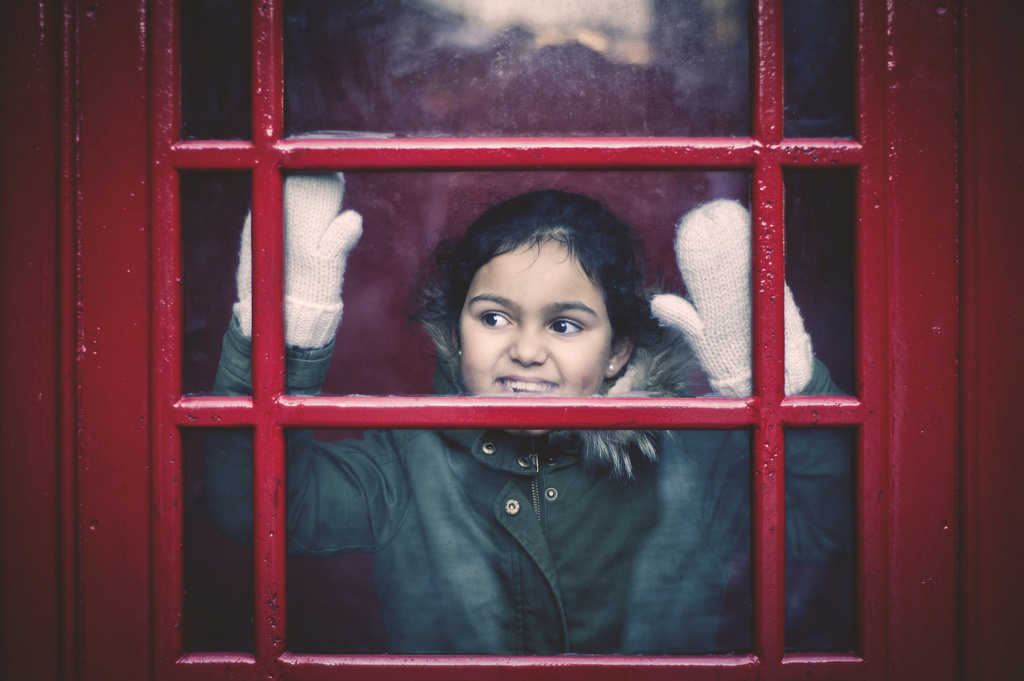 Londýn, starý, portrét, ruce, okno, Červené, fotografování, rukavice, modrý, Anglie, sklenka, Nikon, vinobraní, telefon, rám, šťastný, Julie, 50mm, primární, dítě, dívka, plný, usměj se, oko, dáma, zábava, retro, rojo, dítě, fotografie, tma, výlet, Na výšku, Guantes, Sonrisa, viaje, momentka, D700, cristal, feliz, budka, londres, nina, orgán, Inglaterra, rám obrazu, cabina, Manos, telefono