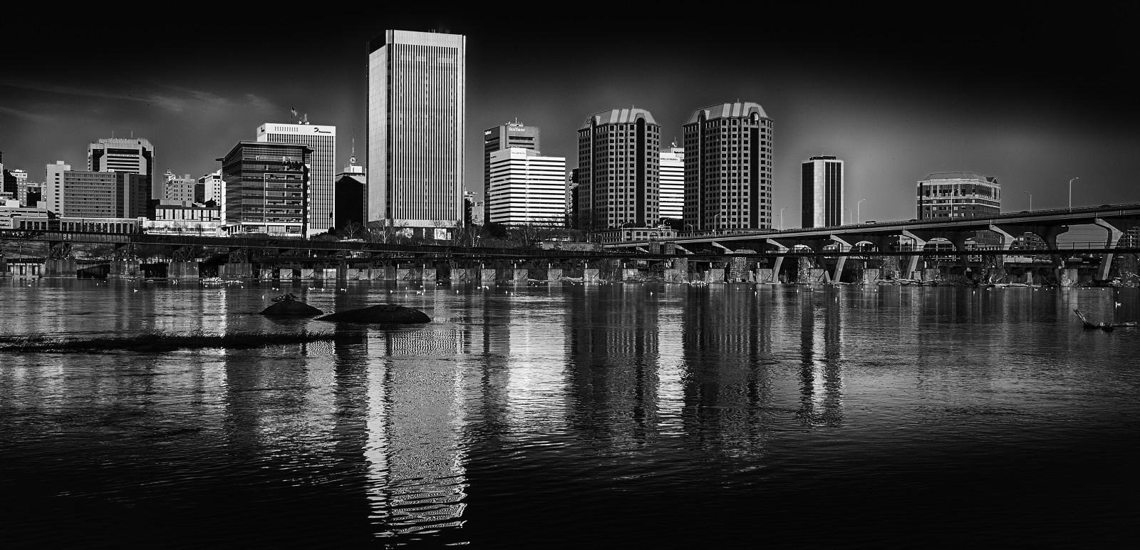 cityscape, การสะท้อน, ปริมณฑล, เส้นขอบฟ้า, มหานคร, เมือง, ตึกระฟ้า, เขตเมือง, ดำและขาว, น้ำ, สถานที่สำคัญ, กลางคืน, ถ่ายภาพขาวดำ, หอบล็อก, ตัวเมือง, สถาปัตยกรรม, ขาวดำ, กลางวัน, ท้องฟ้า, ตอนเย็น, อาคาร, ความมืด, สะพาน, พลบค่ำ