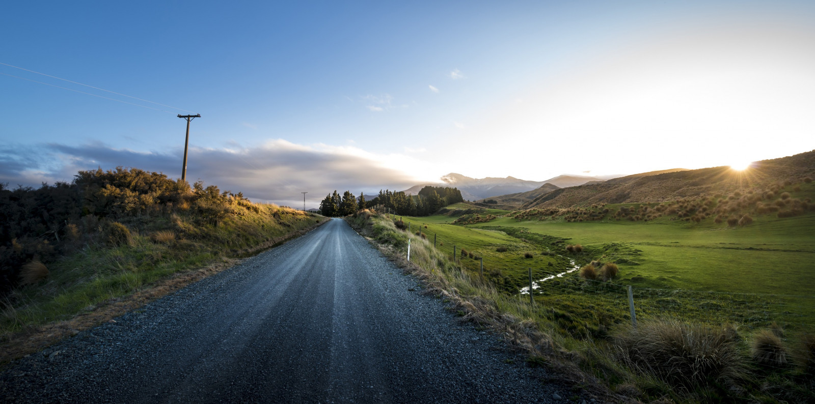 แสงแดด, แนวนอน, เนินเขา, ธรรมชาติ, หญ้า, ท้องฟ้า, ฟิลด์, ถนน, เมฆ, ตอนเย็น, เช้า, ดวงอาทิตย์, ถนนสกปรก, ขอบฟ้า, ผ่านภูเขา, รั้ว, ทางหลวง, พลบค่ำ, โครงสร้างพื้นฐาน, เมฆ, ภูเขา, รุ่งอรุณ, เขตชนบท, ปรากฏการณ์บรรยากาศ, ลักษณะภูมิประเทศที่เป็นภูเขา, เทือกเขา, road trip