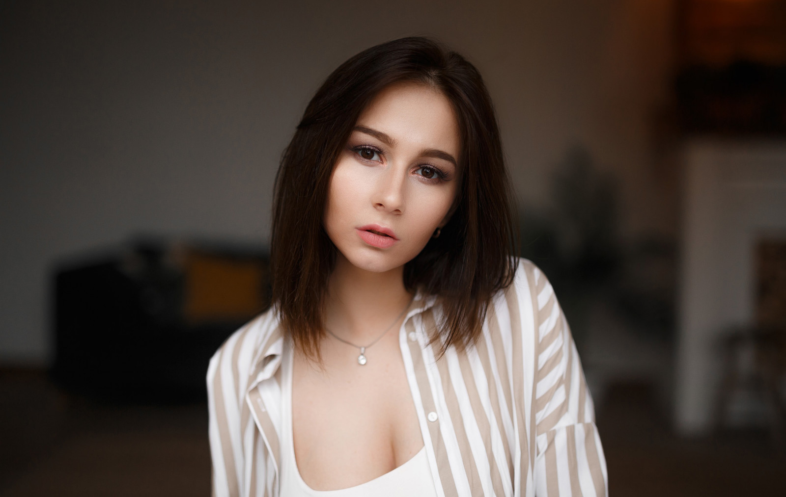 ženy, model, bruneta, při pohledu na diváka, portrét, košile, Bílé vrcholy, náhrdelník, hnědé oči, hloubka pole, tvář, uvnitř, Ženy uvnitř
