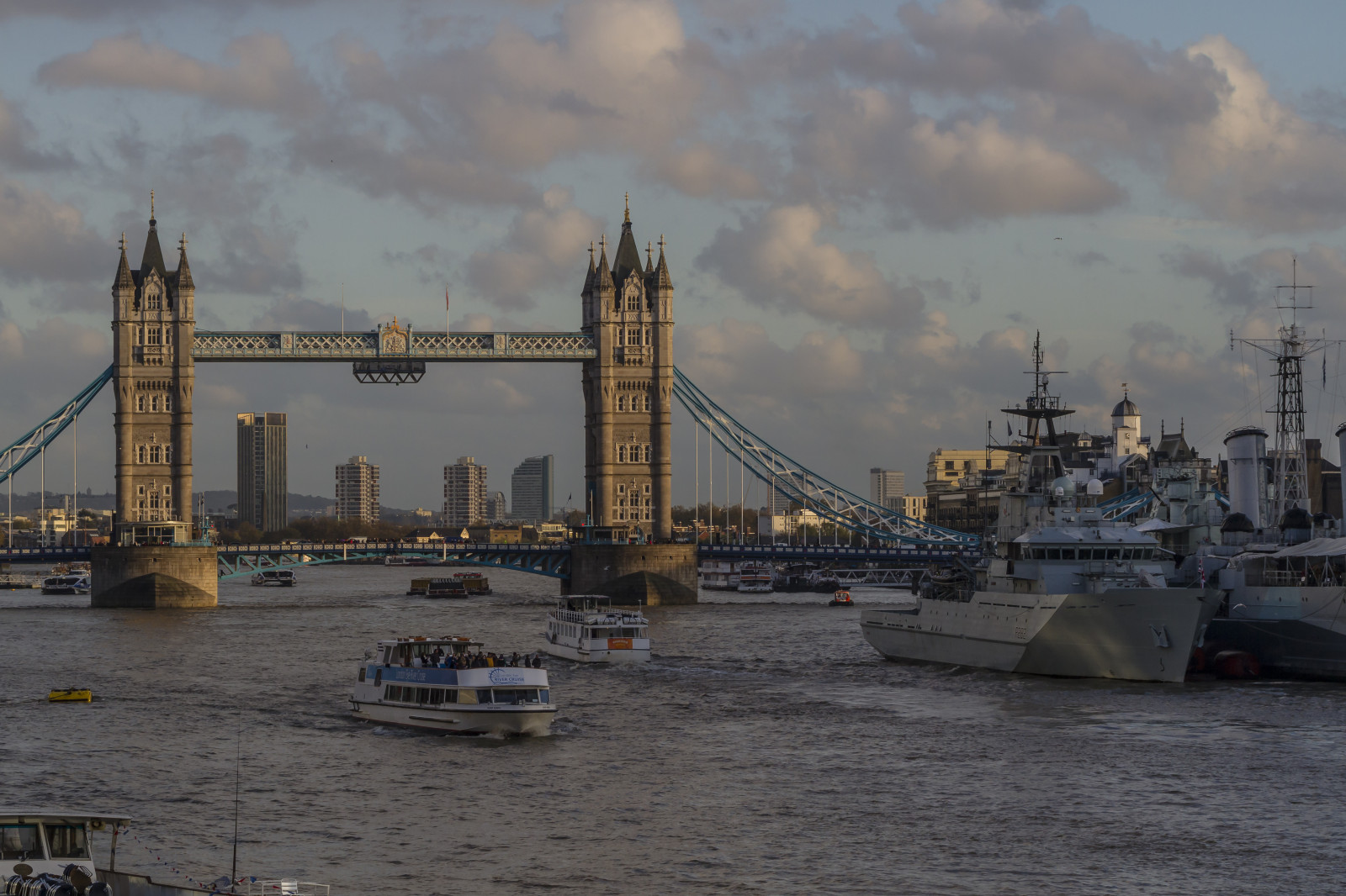 Wasserweg, Brücke, Himmel, Fluss, Stadtgebiet, Wasser, Transport, Schiff, Metropole, Meer, Stadtbild, Stadt, fixed link, Skyline, Kanal, Wolke, Abend, Hafen, Hafen