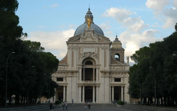 building,sky,cathedral,overcast,arch,church
