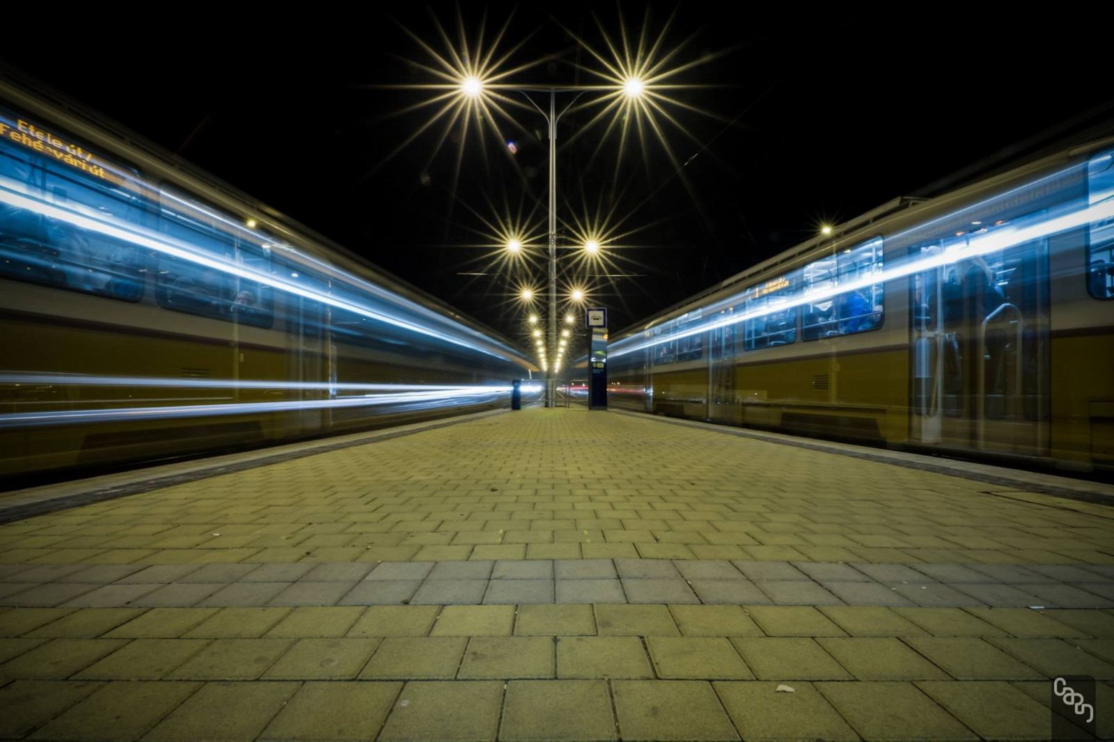 noc, architektura, maďarský, nebe, dlouhé expozice, vlak, symetrie, večer, vlakové nádraží, atmosféra, tramvaj, metro, Budapest, Maďarsko, doprava, metropole, půlnoc, struktura, infrastruktura, rychlá přeprava, světlo, osvětlení, čára, dráha, 2048x1365 px, urban area, Metropolitní oblast, veřejná doprava, stanice metra, fixed link