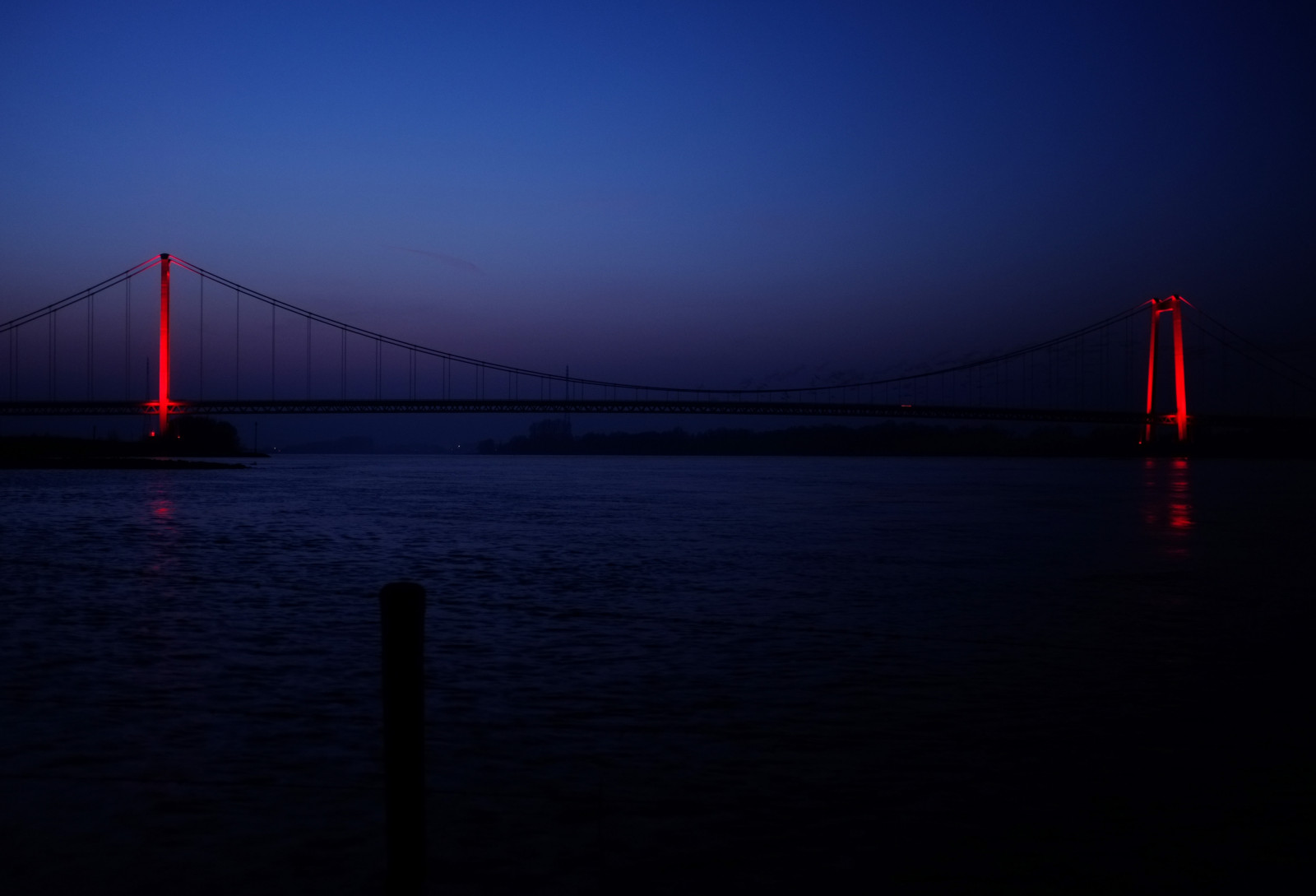západ slunce, moře, noc, neon, voda, odraz, nebe, uklidnit, večer, most, řeka, horizont, atmosféra, soumrak, visutý most, rýn, světlo, svítání, osvětlení, fuji, tma, x100, kabel vydržel most, emmerichamrhein, fixed link, extradosed bridge