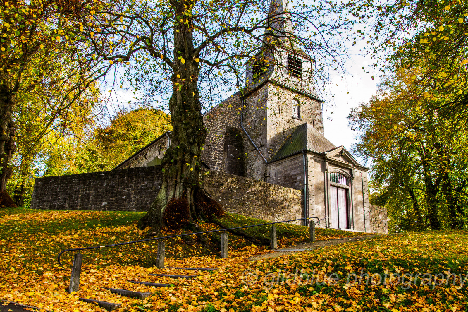 træer, landskab, bakke, natur, græs, himmel, sten, afdeling, hus, kirkegård, kirke, Belgien, forår, middelalderlig, trappe, kapel, sommerhus, trin, gelænder, ejendom, træ, efterår, blad, plante, mygearandme, flora, hjem, automne, Patrimoine, Eglise, Chiesa, Autunno, Arbres, skov, Wallonie, slicesoftime, lund, Colline, glidblue, løvfældende, aplusphotos, namur, bluedel, rampe, otono, Cimetiere, feudale, marcher, Murailles, Gelbress e, Promontoire, tourromane
