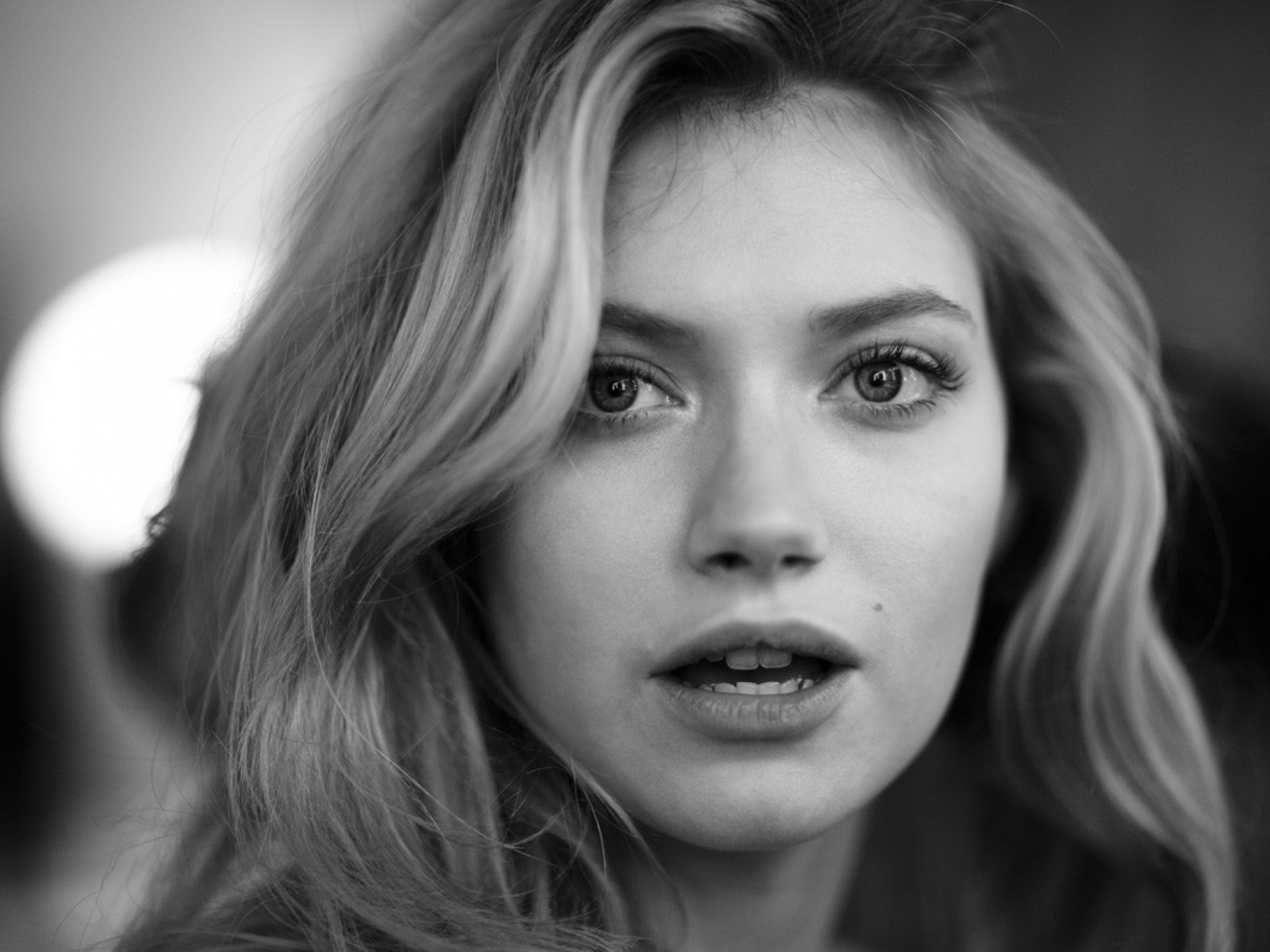 tvář, bílý, Černá, ženy, černobílý, model, portrét, dlouhé vlasy, fotografování, vlasy, Imogen Poots, hlava, dívka, krása, usměj se, oko, žena, dáma, blond, účes, Černý a bílý, monochromatické fotografování, portrétní fotografie, focení, hnědé vlasy, umění model, mimika, zblízka