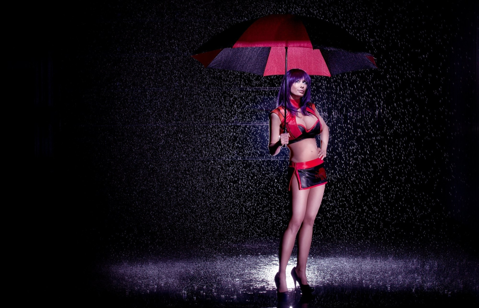 ženy, model, nohy, déšť, velká prsa, deštník, výstřih, móda, Mini sukně, Marie Claude Bourbonnaisová, představení, tma, focení, performance