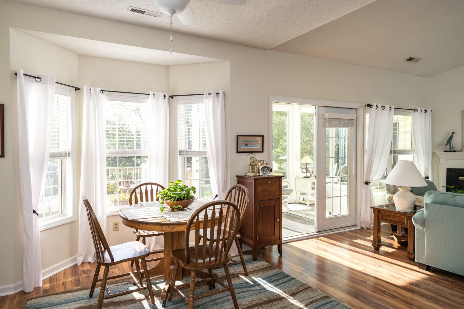 pokoj, místnost, interiér, stůl, kuchyně, Vzhled interiéru, chalupa, majetek, jídelna, patro, podlaha, dno, domů, strop, tvrdé dřevo, byt, statek, dřevěné podlahy, vlastnictví, nemovitost, obývací pokoj