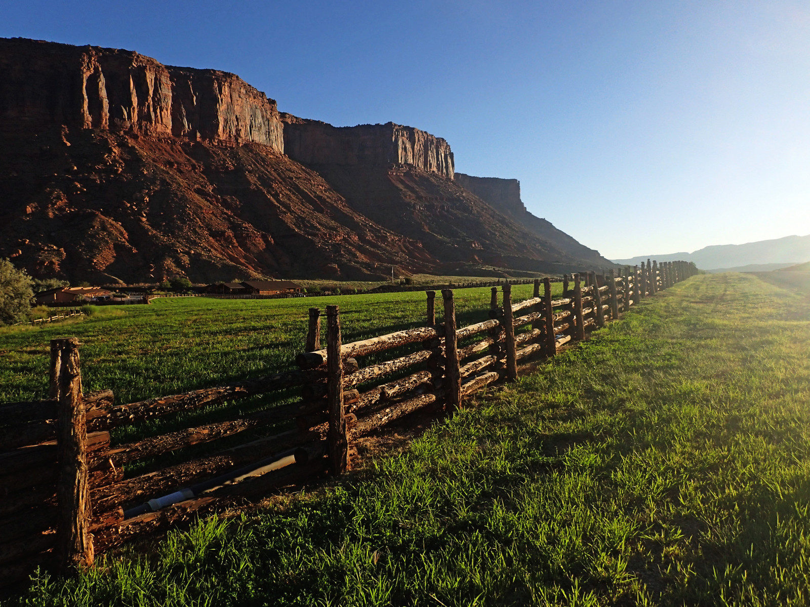 krajina, kopec, Příroda, Červené, tráva, nebe, venku, svítání, zelená, modrý, útes, hnědý, hospodařit, kruh, skály, letní, údolí, Spojené státy americké, čáry, plot, divočina, jihozápadní, Utah, 2015, Řídit, turistika, řidičský, plošina, dovolená, z, leden, hřbet, UMĚNÍ, světlo, polního, Terén, hloubka pole, hora, Moab, prozkoumat, greatphotographers, velký, emoce, modrá obloha, stezka, tvořivý, naturallight, ngc, npc, národní geografie, kajtek, malagosia, fotografové, 11, vysoká kvalita, archesnationalpark, venkov, přírodní prostředí, horských reliéf, landform, geografický rys, nejlepší z, olympustg3, lline, gerrn, greatphotograohers, findingtreasure, redrockphotography, scenicbywayofhighway128