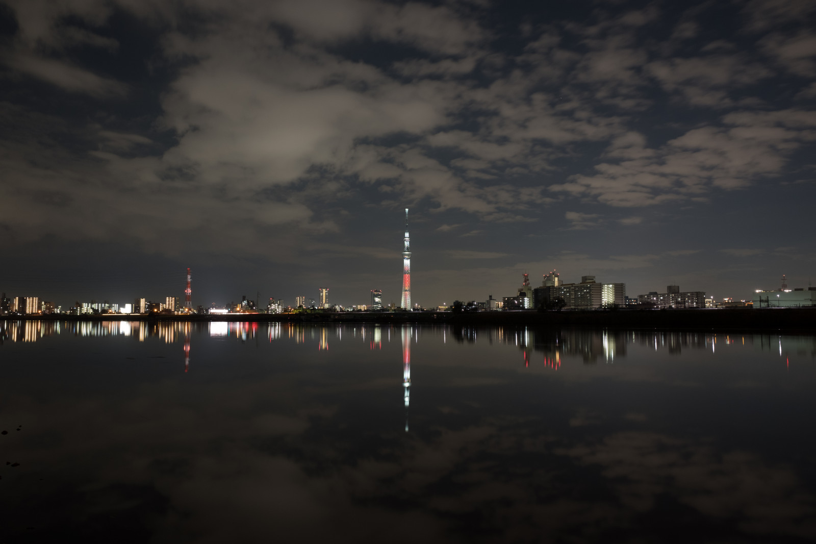 Japonsko, západ slunce, moře, město, panoráma města, noc, architektura, odraz, nebe, svítání, panoráma, večer, ráno, věž, most, horizont, soumrak, Tokio, Fujifilm, jp, Skytree, světlo, mrak, zakalený, svítání, osvětlené, osvětlení, CC, fuji, tma, Fujinon, mezník, Tokyo Sky Tree, classicchrome, x, X70, candletree, CreativeCommons, atmosférický jev, Atmosféra Země