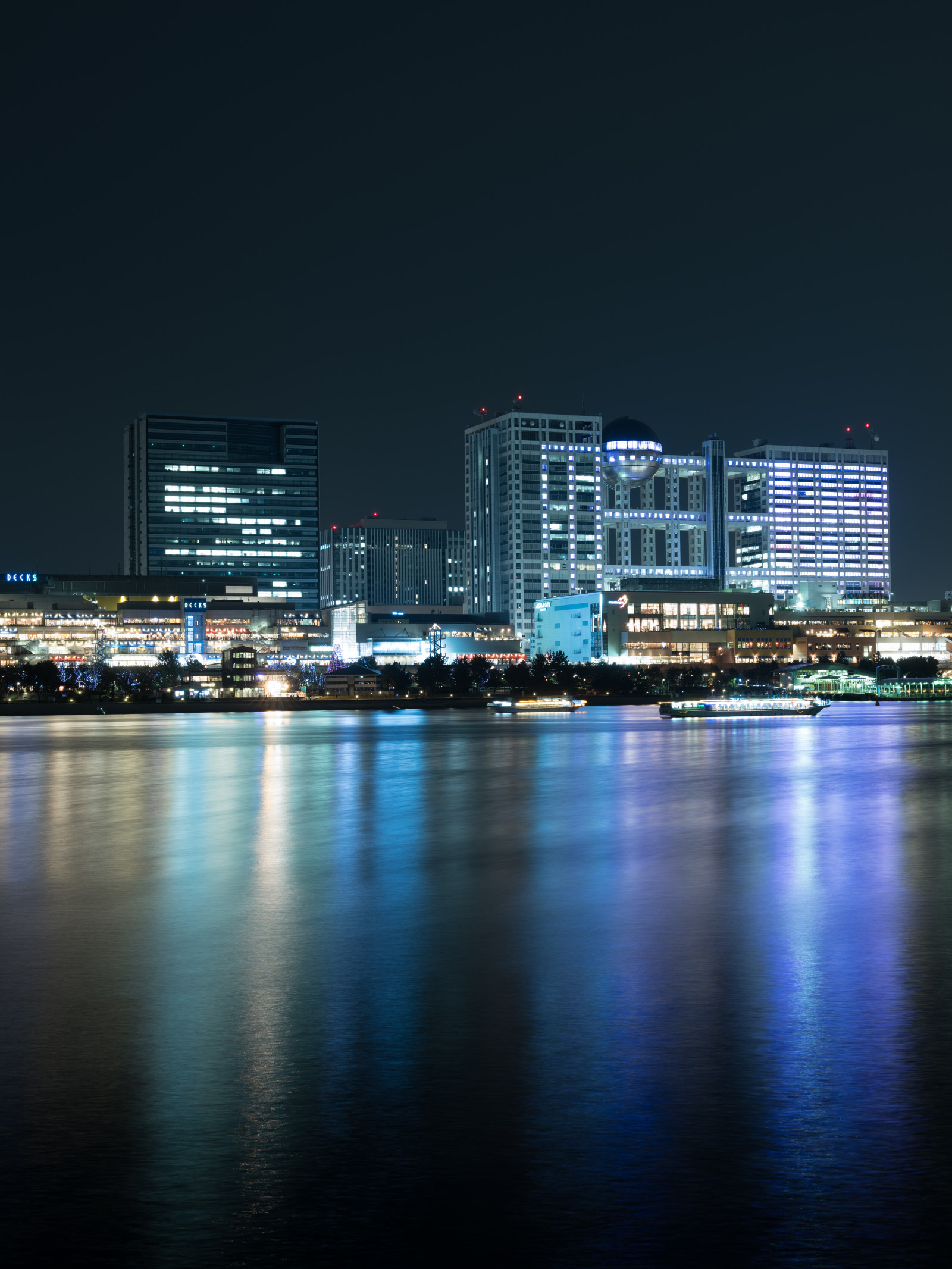 Giappone, città, paesaggio urbano, notte, riflessione, orizzonte, grattacielo, sera, orizzonte, crepuscolo, metropoli, Tokyo, Fujifilm, Jp, centro, fuji, Fujinon, gf, gf63mm, gf63mmf28rwr, gfx, gfx50s, Daiba, Odaiba, area urbana, area metropolitana, insediamento umano, palazzone