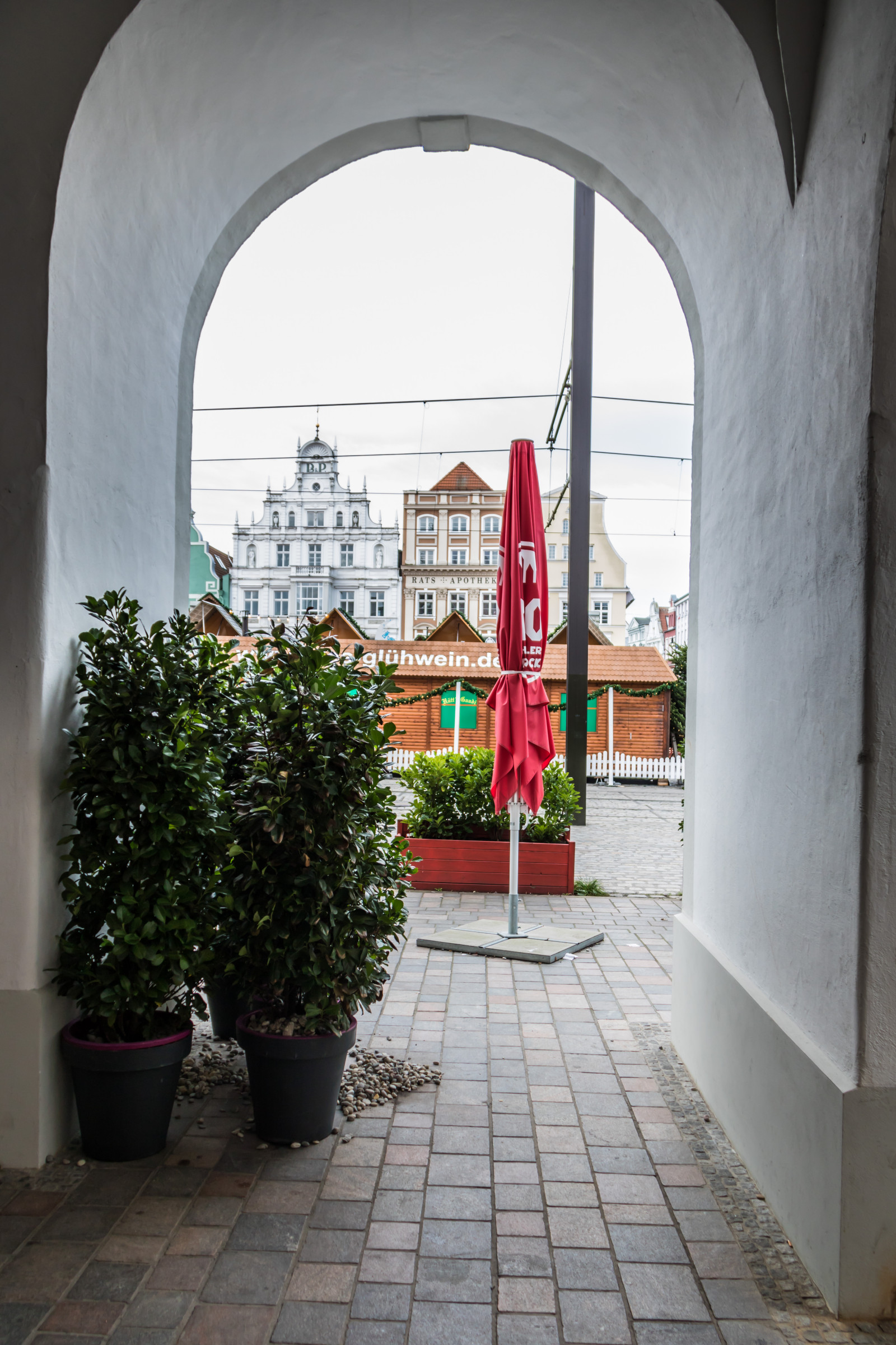 chrám, architektura, Německo, oblouk, pasáž, Německo, deutschland, Rostock, radnice, r dhus, exif modelu canoneos760d, geocountry, Kamera aby kánon, geocity, Model fotoaparátu canoneos760d, geostate, geolocation, EXIF čočka efs18200mmf3556is, exif aby kánon, EXIF isospeed 100, exif focallength 18mm, EXIF otvor 35, fasáda, nádvoří