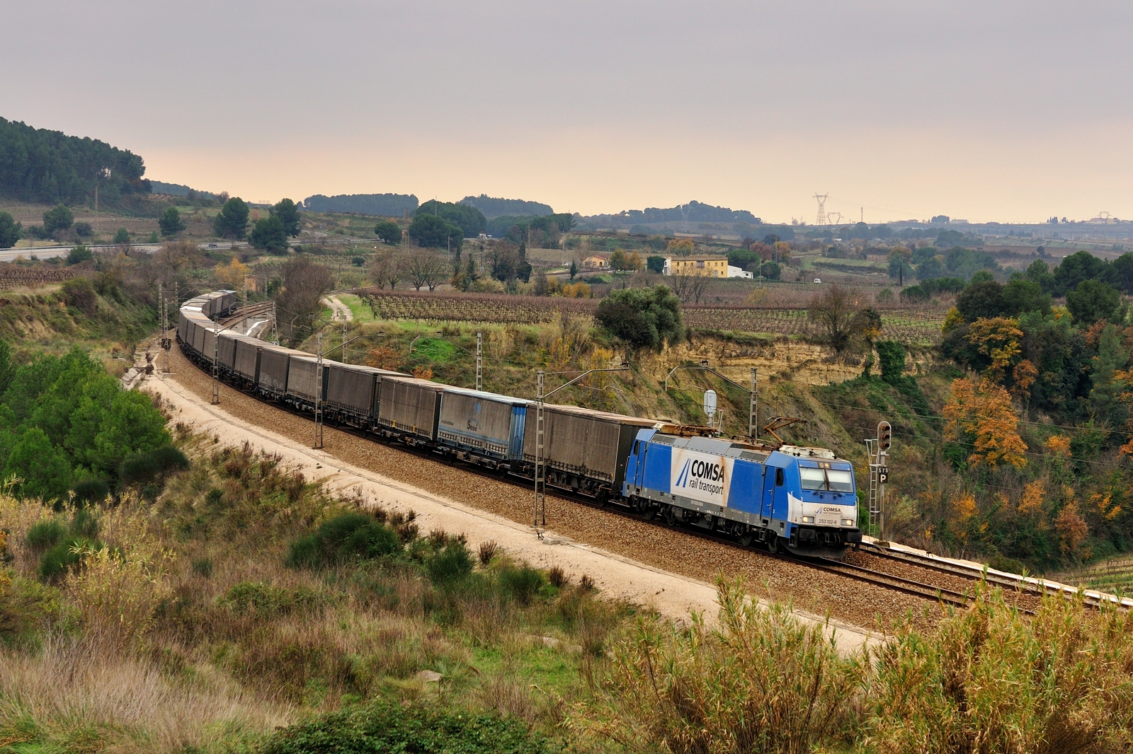 krajina, kopec, nebe, vozidlo, vlak, železnice, večer, most, Nikon, doprava, náklad, lokomotiva, strom, železnice, vlaky, hora, rostlina, tren, dráha, d90, nikond90, železnice, pruh, náklad, vysočina, venkov, veřejná doprava, železniční doprava, kolejová vozidla, železniční vůz, Traxx, 253, ffcc, Trenes, Mercancias, Comsa, 253102