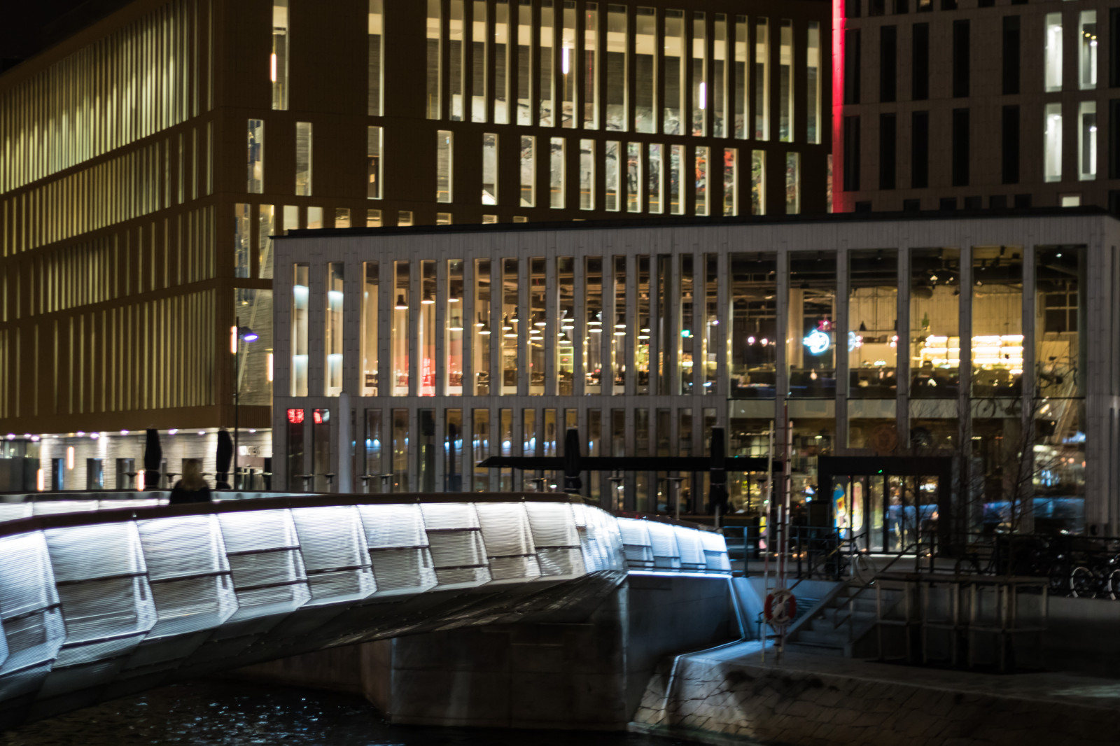 noc, architektura, odraz, světlo, centrum, Malmo, gatufoto, nightphotography, Natt, exif modelu canoneos760d, geocountry, Kamera aby kánon, geocity, Model fotoaparátu canoneos760d, geostate, geolocation, exif aby kánon, exif focallength 50mm, exif isospeed 800, EXIF ef50mmf18stm čočka, EXIF otvor 18, streetphotography, bnattfotografering, fasáda, urban area