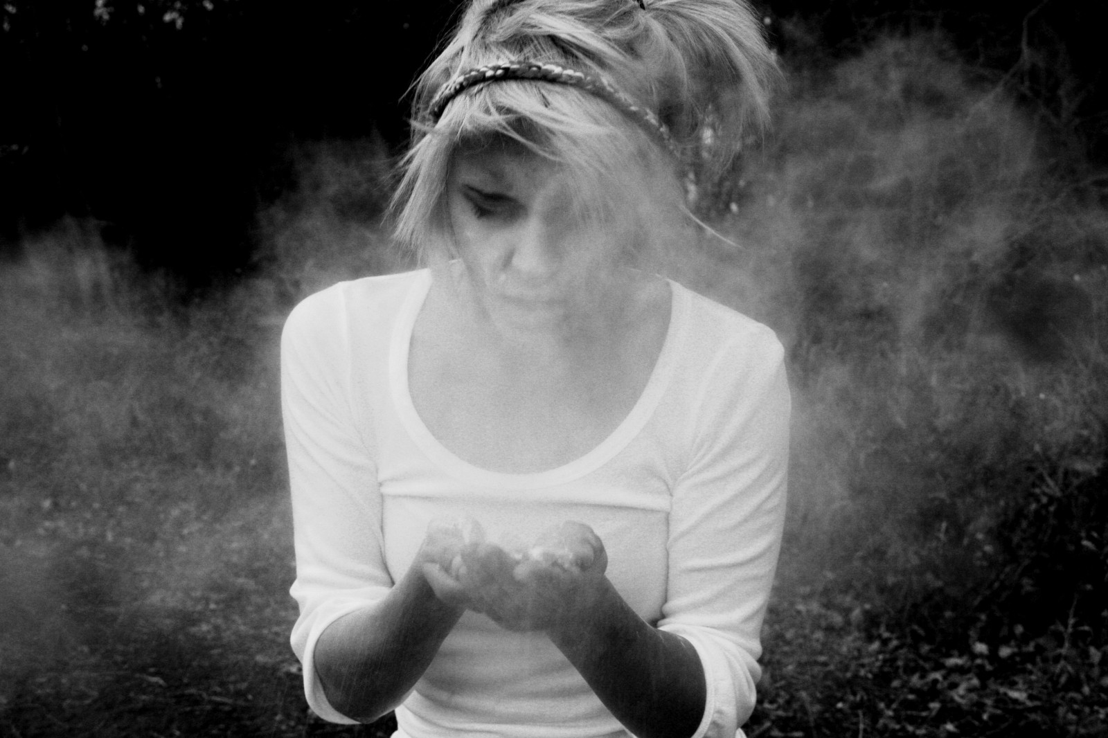tvář, slunečnímu záření, bílý, Černá, černobílý, portrét, blondýnka, nebe, fotografování, kouř, koňský ohon, prach, čelenka, emoce, štěstí, Osoba, chladný, dívka, usměj se, Pohyb, ruka, mě, zábava, člověk, fotografie, tma, zajímavý, foukání, momentka, Černý a bílý, monochromatické fotografování, portrétní fotografie, Lidské tělo, teenagephotography, canonlover, chantelbaggley, elegantní, bílá košile, jev, inmybackyard, Prosím, Canonrebeleosxsi, stock photography, flash photography