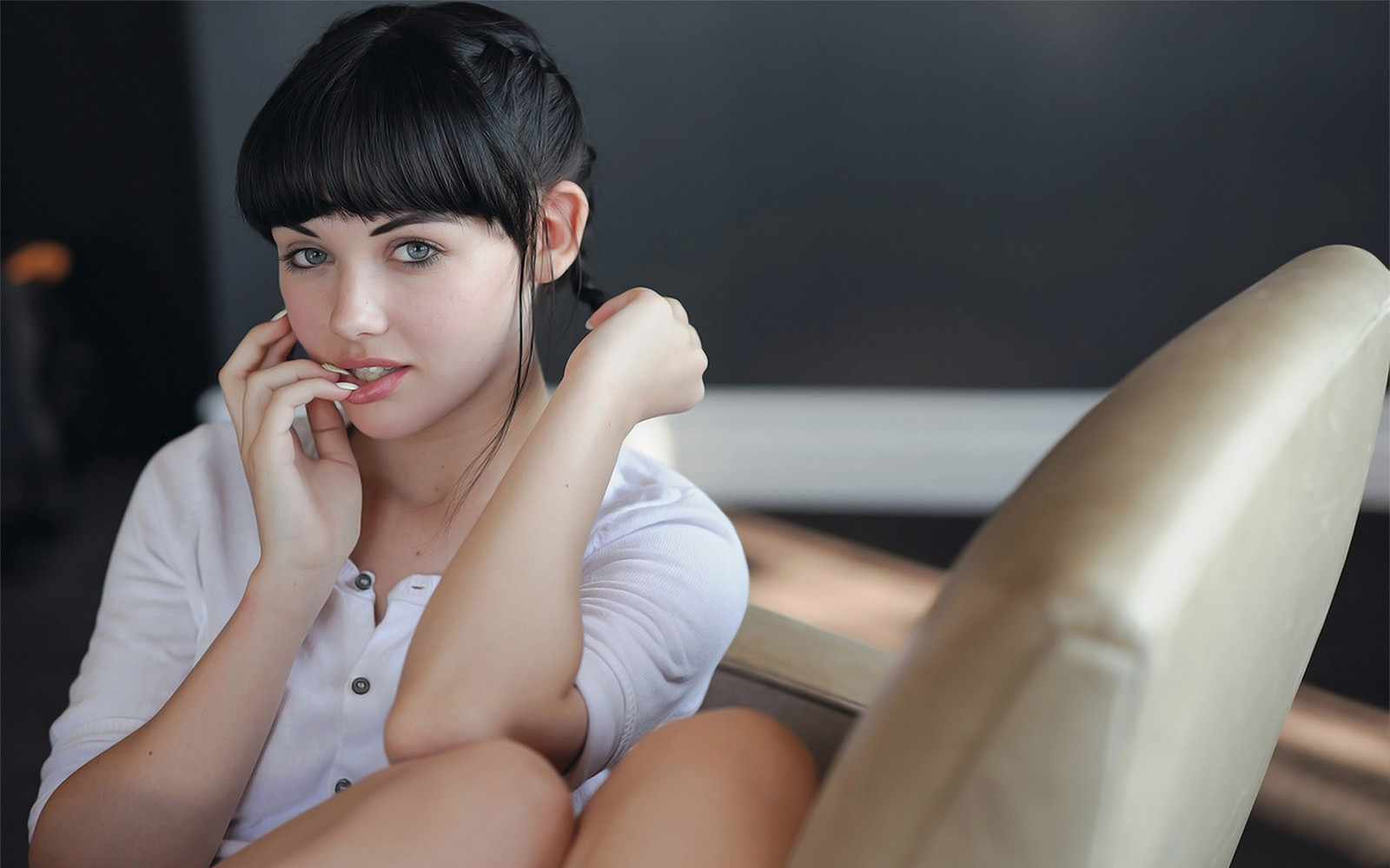 ผู้หญิง, โมเดล, อะนิเมะ, ดวงตาสีฟ้า, สีน้ำตาล, นั่ง, ผมสีดำ, ผมสีเข้ม, เสื้อ, ผิวหนัง, Melissa Clarke, หญิงสาว, ความงาม, ยิ้ม, ผู้หญิง, ขา, 1920x1200 px, ยมทูต, ไอดอลชาวญี่ปุ่น, แบบแฟชั่น