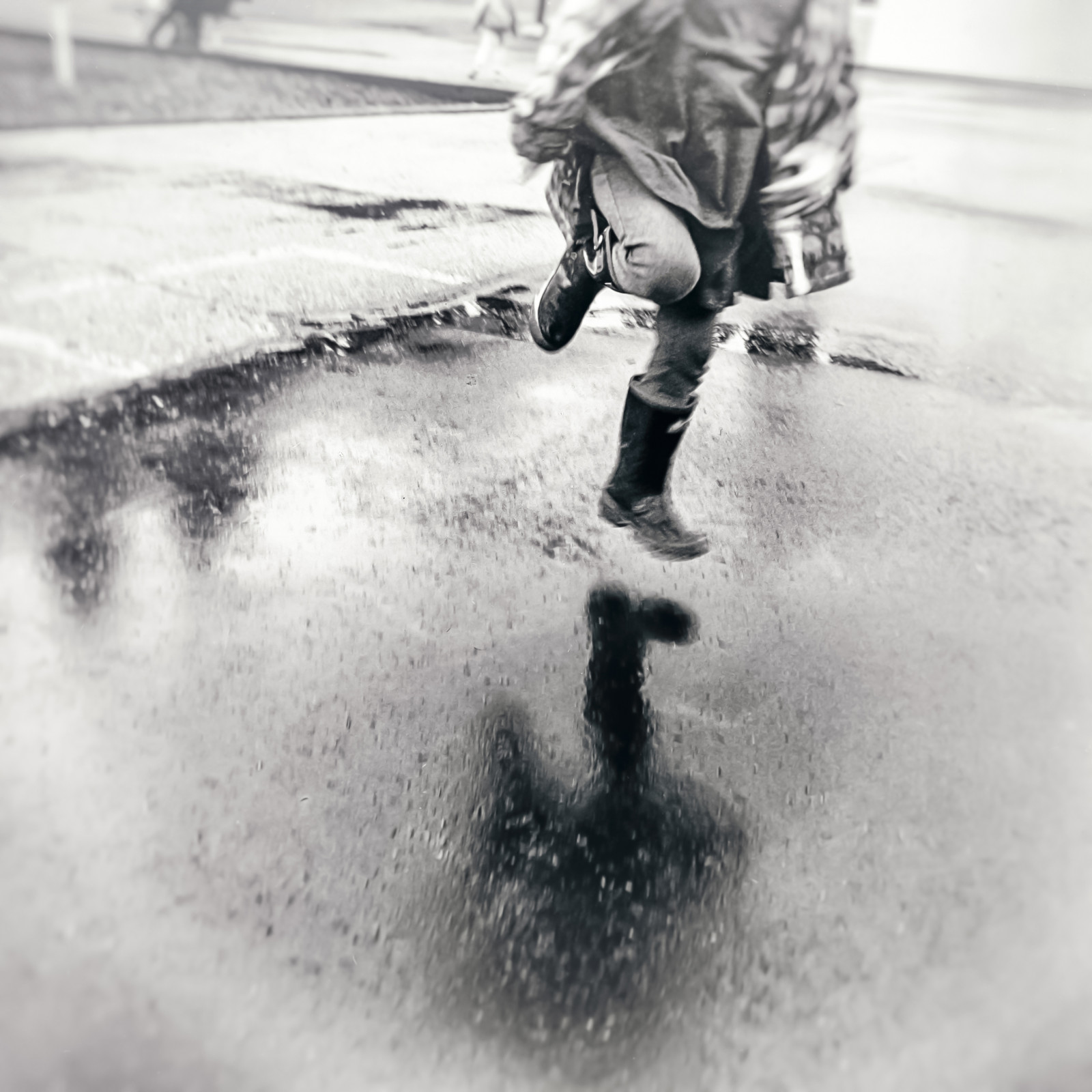 podzim, lidé, černobílý, ulice, děti, odraz, nohy, sníh, zima, skákání, déšť, letící, Nohy, iPhone, boty, Běh, běh, hrací, asfalt, Nula, zmrazení, hrát si, Gravitace, Černý a bílý, podzim, dítě, počasí, děti, výše, venkovní, dívka, sezóna, tělesné, zemním, vánice, obuv, Černý a bílý, monochromatické fotografování, zimní bouře