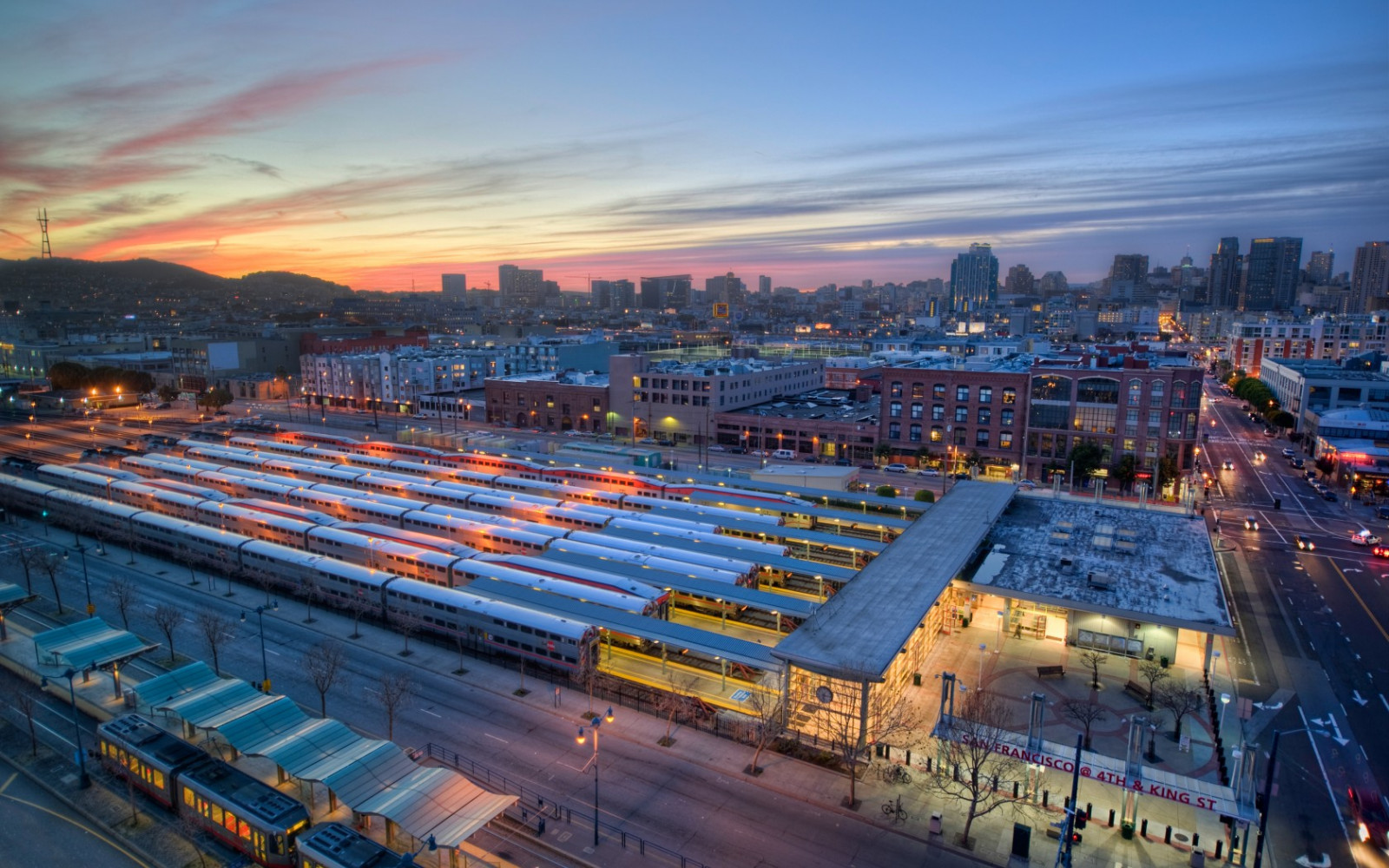 západ slunce, město, panoráma města, noc, odraz, panoráma, mrakodrap, večer, San Francisco, Kalifornie, horizont, panoráma, Spojené státy americké, soumrak, stadión, metropole, struktura, aréna, centrum, mezník, urban area, Metropolitní oblast, lidské osídlení, sportovní dějiště, letecké snímkování