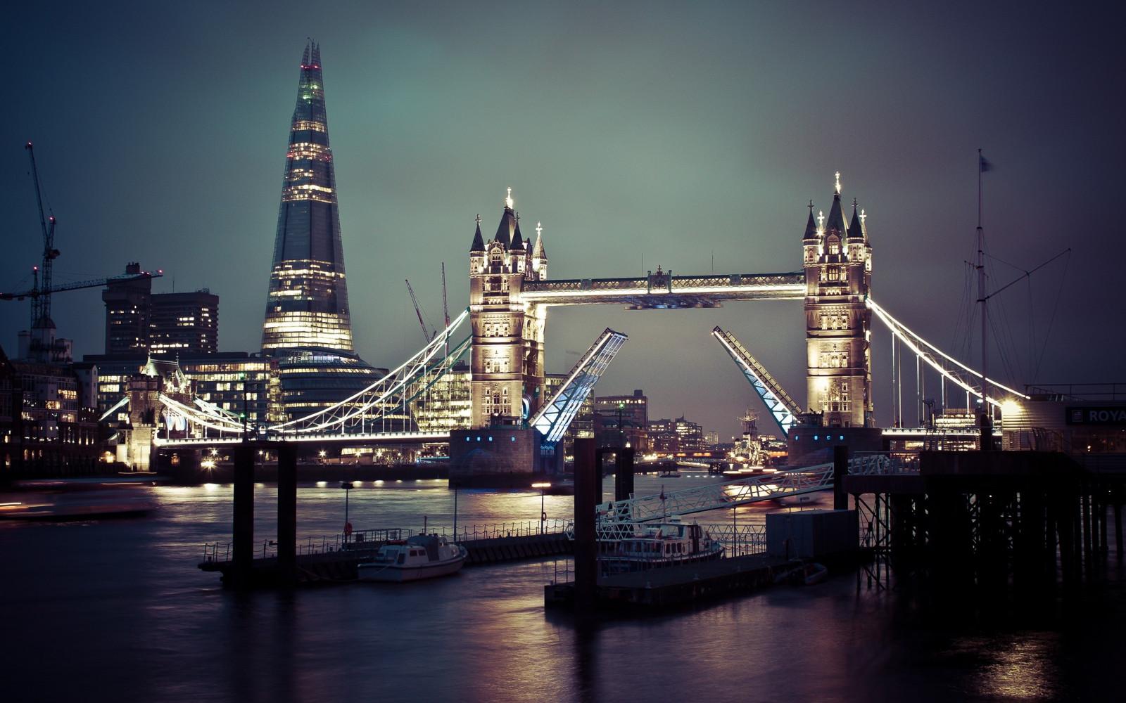 Londra, città, paesaggio urbano, notte, riflessione, veicolo, orizzonte, grattacielo, Inghilterra, sera, Torre, ponte, porto, bacino, crepuscolo, ponte di Londra, tower Bridge, Marina, porta, punto di riferimento, 2560x1600 px, corso d'acqua, insediamento umano