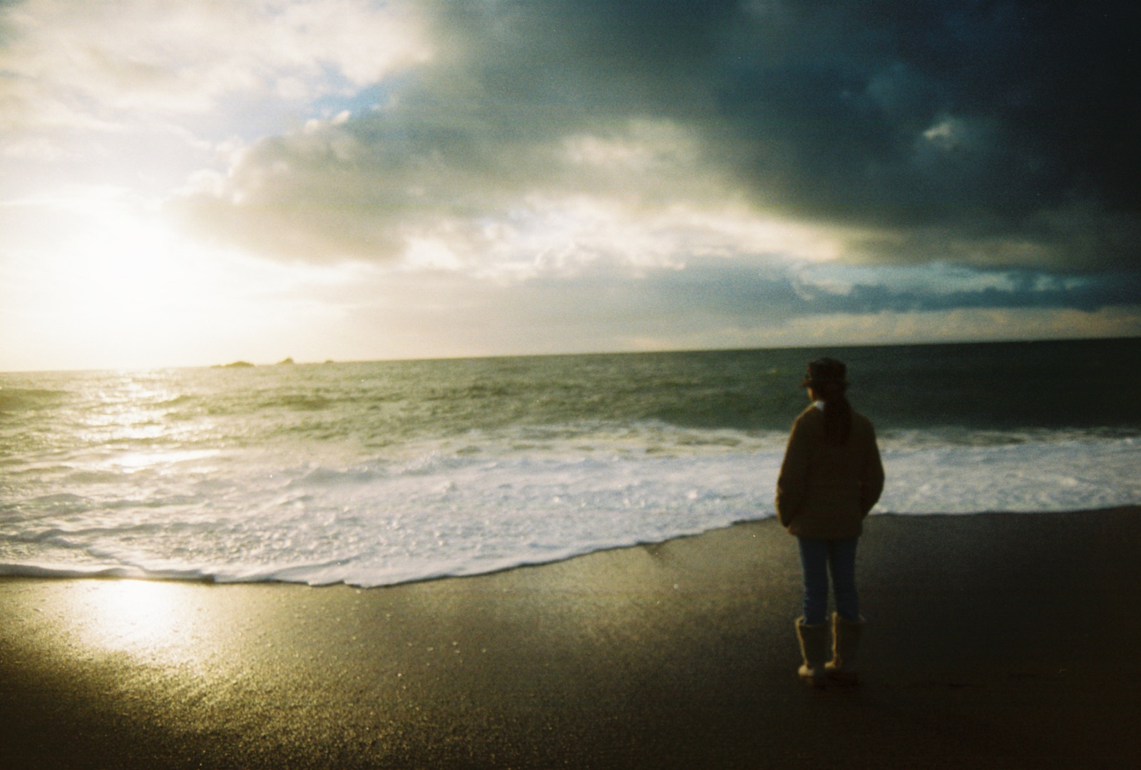slunečnímu záření, starý, portrét, západ slunce, moře, pobřeží, písek, odraz, nebe, pláž, svítání, večer, ráno, pobřeží, slunce, Kánon, Kalifornie, horizont, vinobraní, Slunný, soumrak, 35MM, fotoaparát značky kodak, světlo, mrak, svítání, dívka, oceán, osvětlení, vlna, analogový, film, ca, 35mmfilm, expiredfilm, canonae1program, Cali, sLR, northerncalifornia, kodakfilm, tělo z vody, mořská vlna, canonae1, průsvitný, kodakmax