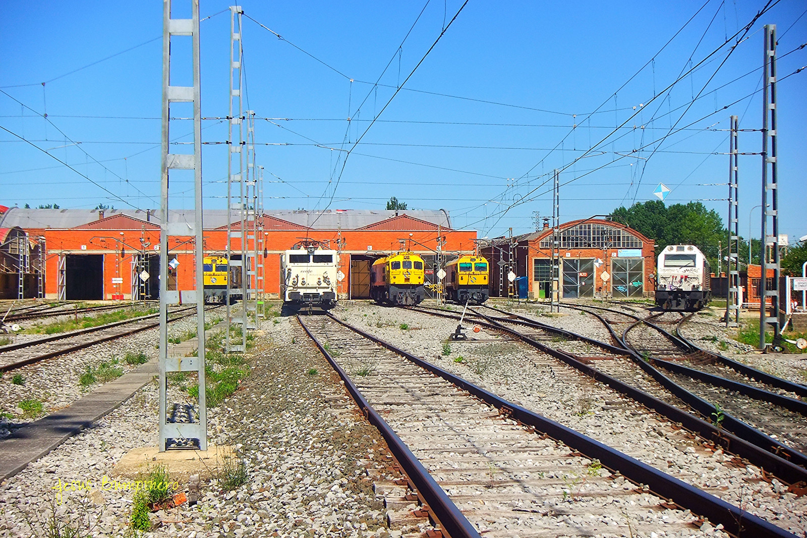 dráha, doprava, železniční doprava, obytný prostor, vlakové nádraží, vlak, železniční vůz, kolejová vozidla, nebe, předměstí, elektrické napájení, lokomotiva, vozidlo, strom, elektřina, rostlina