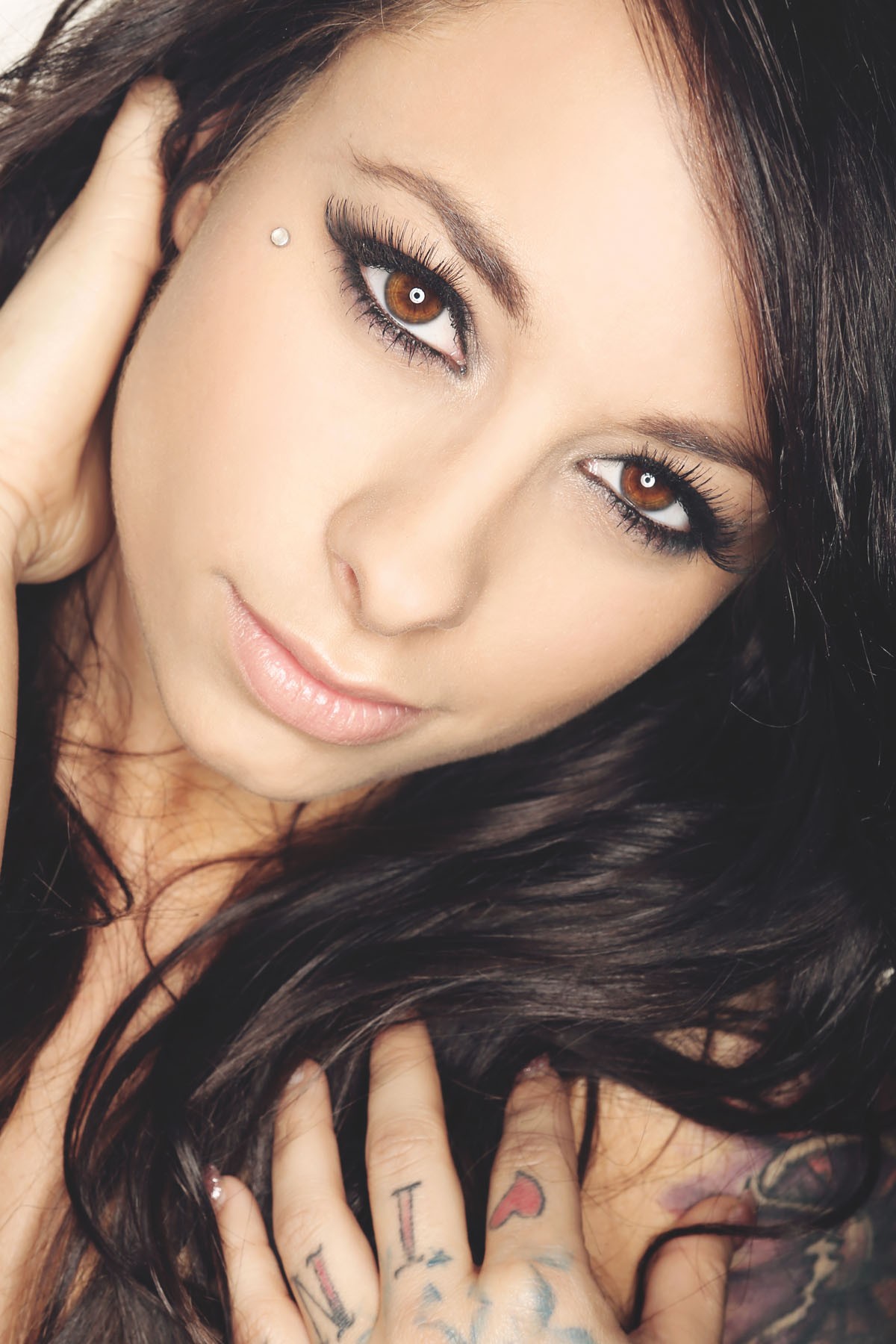 tvář, ženy, model, portrét, dlouhé vlasy, fotografování, tetování, černé vlasy, pronikavý, vlasy, pusa, nos, inkoust, Osoba, kůže, Riley Jensen, Ericca Mucci, hlava, supermodelka, dívka, krása, usměj se, oko, žena, ruka, dáma, prst, ret, portrétní fotografie, focení, hnědé vlasy, umění model, obočí, Lidské tělo, orgán, zblízka