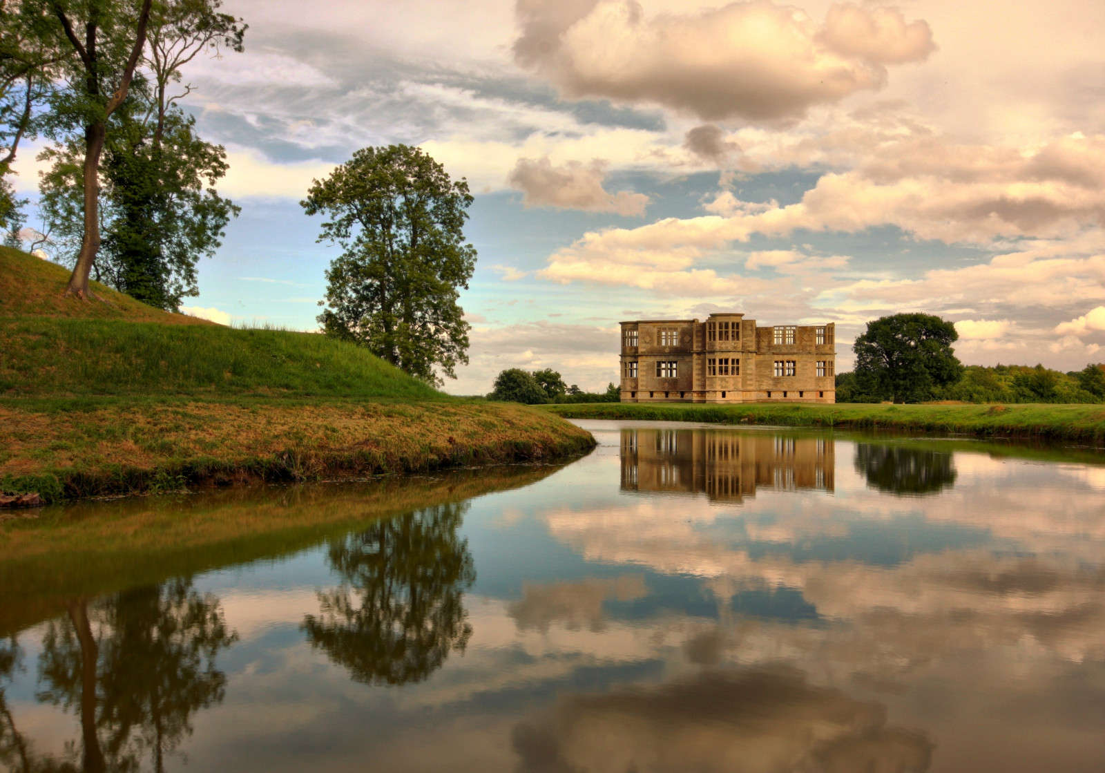 luce del sole, alberi, paesaggio, vecchio, lago, acqua, natura, costruzione, riflessione, erba, cielo, campo, nuvole, casa, verde, blu, Inghilterra, sera, mattina, fiume, storico, storia, Canone, estate, Regno, stagno, Britannico, UK, canale, Banca, famiglia, attrazione, zone umide, fiducia, tenuta, nube, albero, nazionale, scenario, nuovo, vista, grande, unito, campagna, turista, sigma, serbatoio, dimora, panoramico, Inglese, Gran Bretagna, derelitto, 450d, lago, area rurale, sfondo del computer, corso d'acqua, fenomeno meteorologico, Northamptonshire, proprietà terriera, elisabettiano, golena, incompiuto, Corby, Lyveden, Bield, Tresham, national trust for places of historic interest or natural beauty
