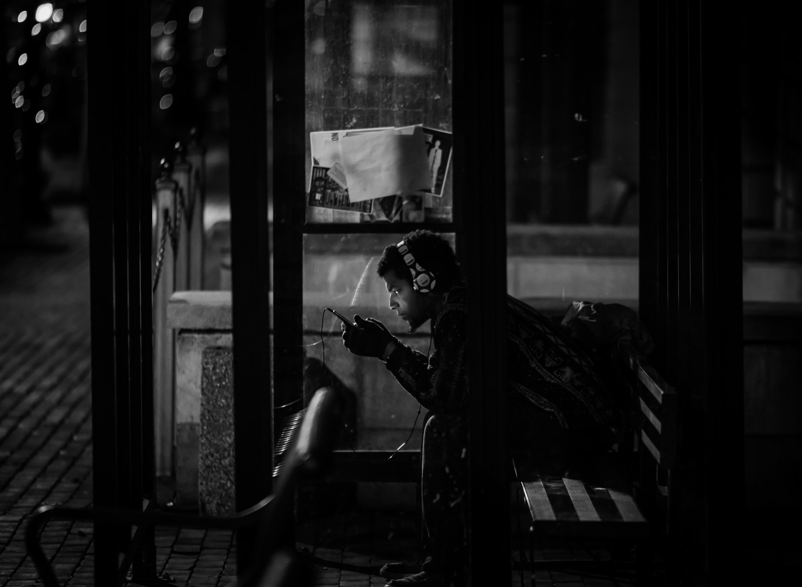 สีขาว, ดำ, ขาวดำ, เมือง, ถนน, กลางคืน, เมือง, การถ่ายภาพ, หูฟัง, หยุด, ที่รอ, เที่ยงคืน, เบา, f28, tamron, 70200, vc, รถเมล์, iso, 3200, 200 มม, ความมืด, ภาพหน้าจอ, ดำและขาว, ถ่ายภาพขาวดำ, ฟิล์มนัวร์