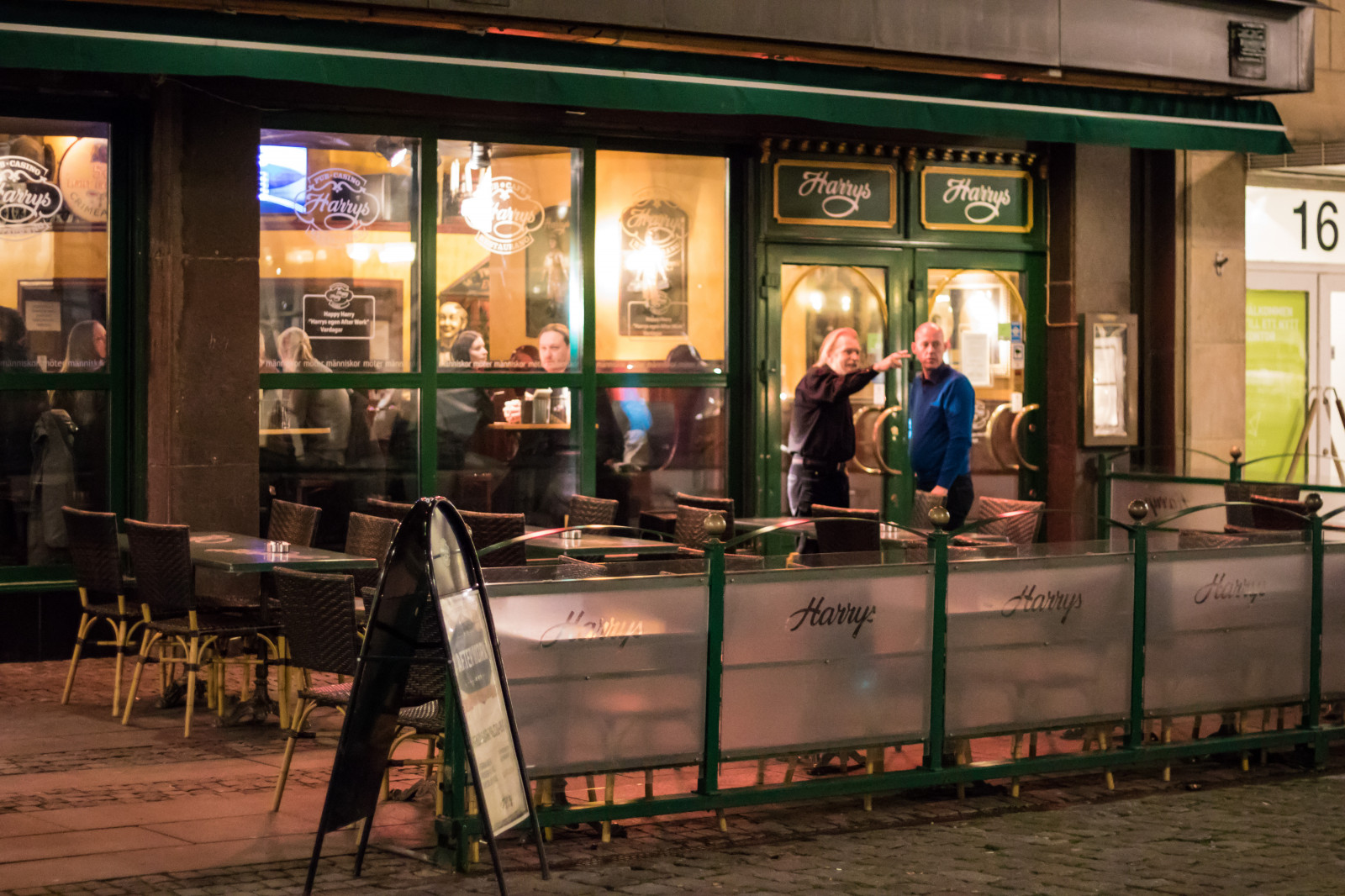 กลางคืน, บาร์, มัลโม, Gatufoto, nightphotography, natt, ตอนกลางคืน, exif model canoneos760d, ประเทศธรณีวิทยา, กล้องทำให้ Canon, geocity, กล้องรุ่น canoneos760d, geostate, ตำแหน่งทางภูมิศาสตร์, exif ทำให้ canon, exif focallength 50 มม, exif isospeed 5000, เลนส์ Exif EF50mmf18stm, รูรับแสง 20, streetphotography, nattfotografering, เขตเมือง, แหล่งดึงดูดนักท่องเที่ยว