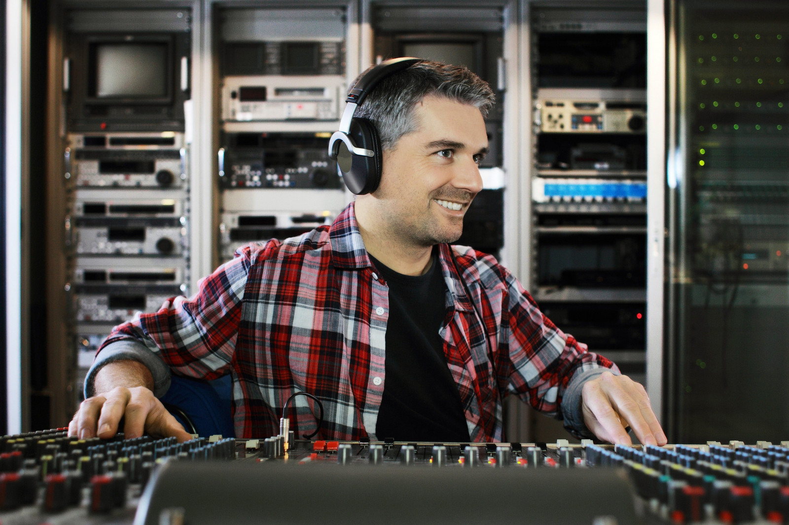 Wallpaper sound engineer, mixer, console, smile, professional