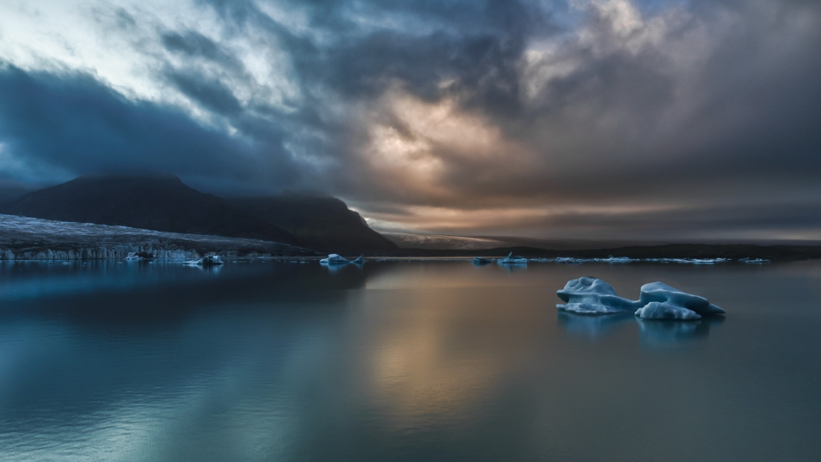 luce del sole, tramonto, mare, lago, acqua, natura, riflessione, cielo, Alba, blu, ghiaccio, ghiacciai, sera, mattina, costa, orizzonte, atmosfera, crepuscolo, leggero, nube, montagna, alba, oceano, onda, 2560x1440 px, lago, fenomeno atmosferico, sfondo del computer, fenomeno meteorologico